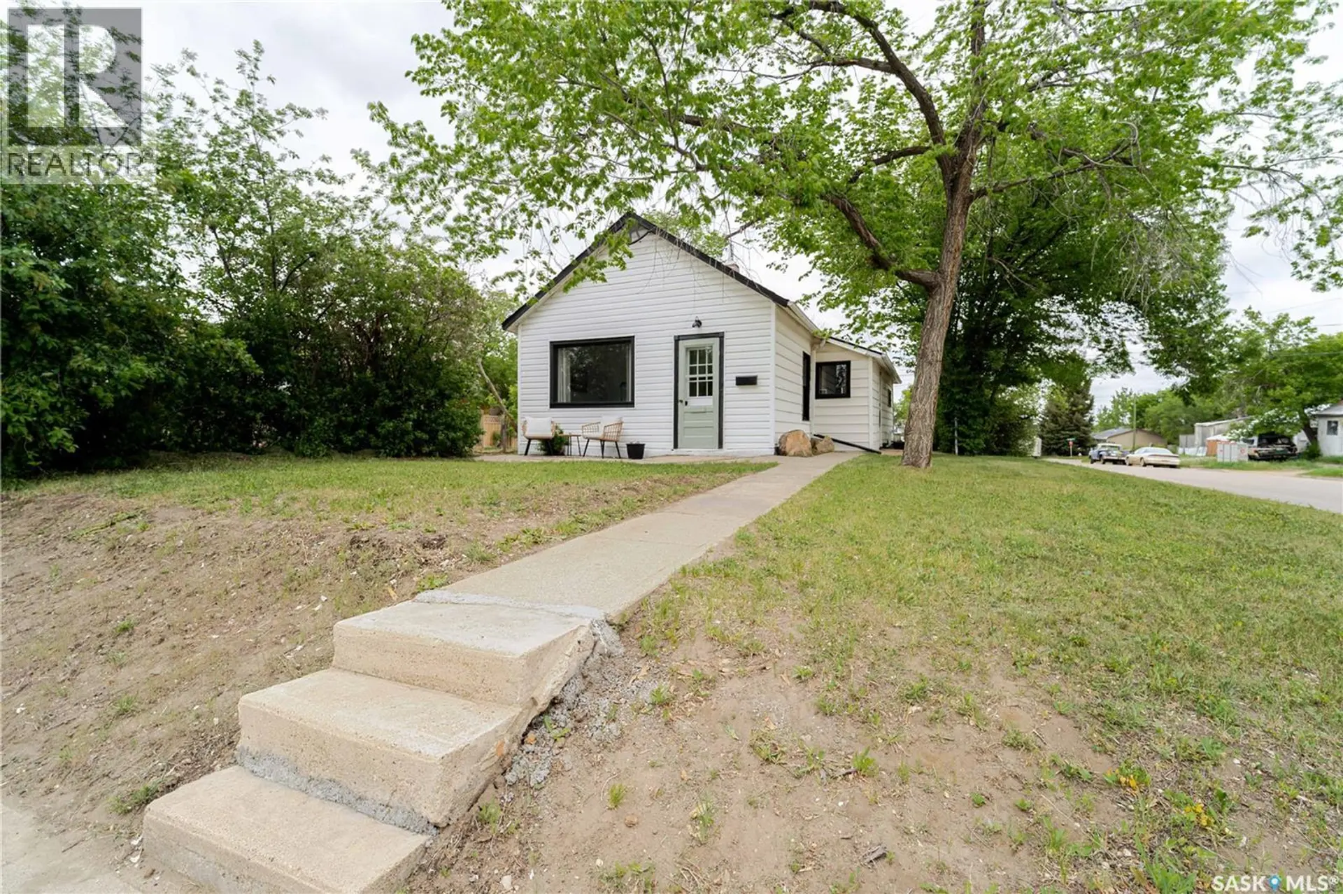 Property at 1102 IROQUOIS STREET W, Moose Jaw, SK
