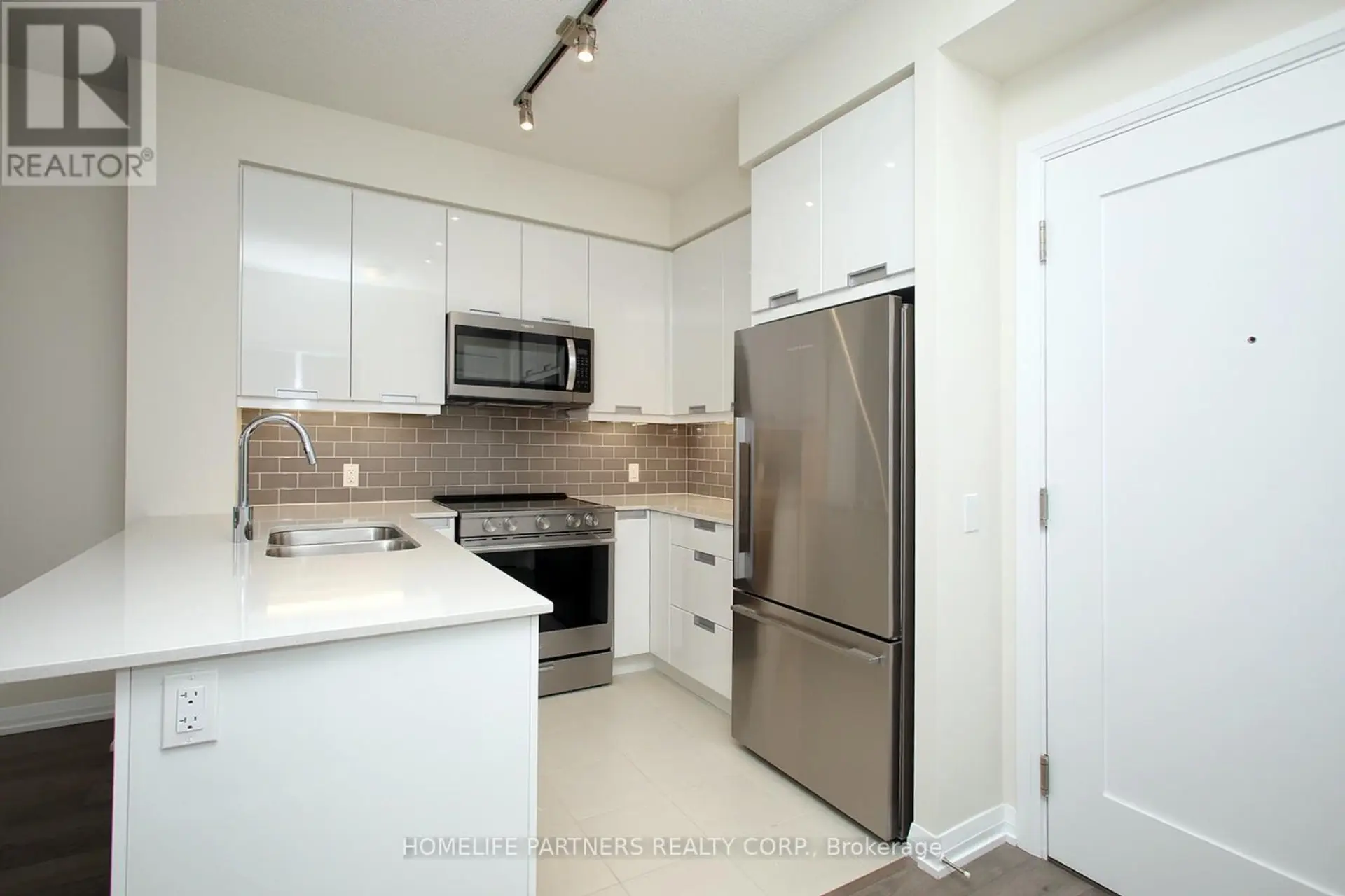 #720 35 WATERGARDEN DRIVE - Image 5