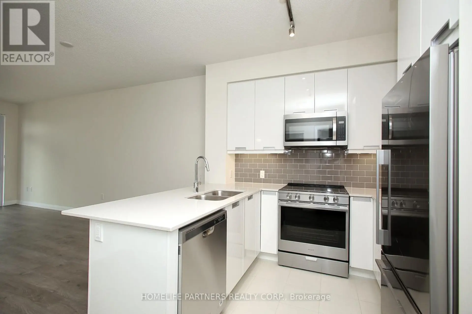 #720 35 WATERGARDEN DRIVE - Image 6