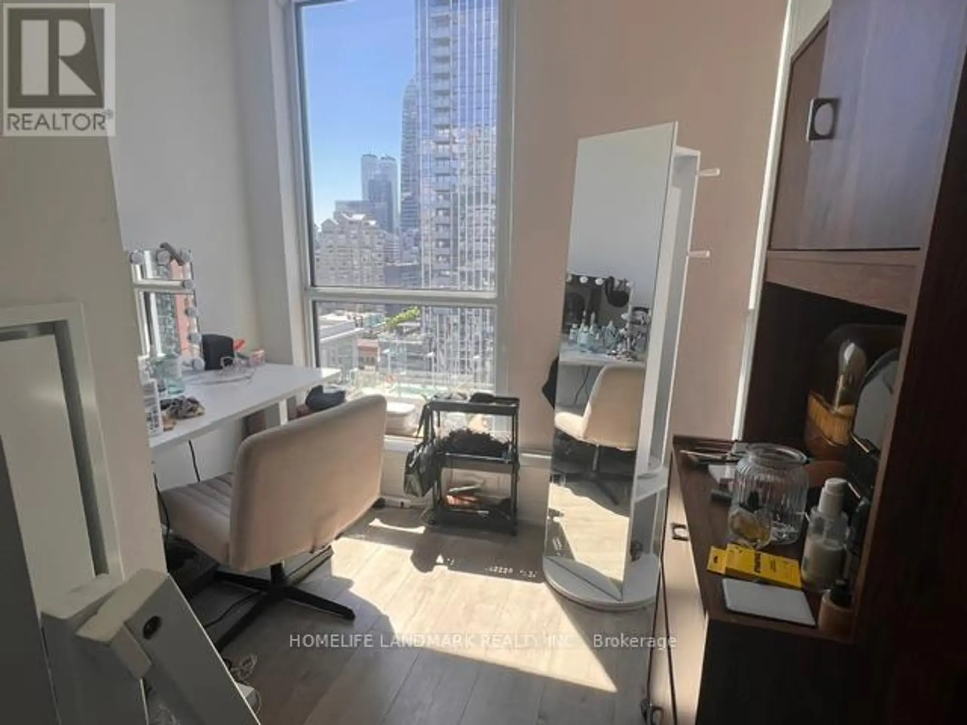 #1906 30 NELSON STREET - Image 2