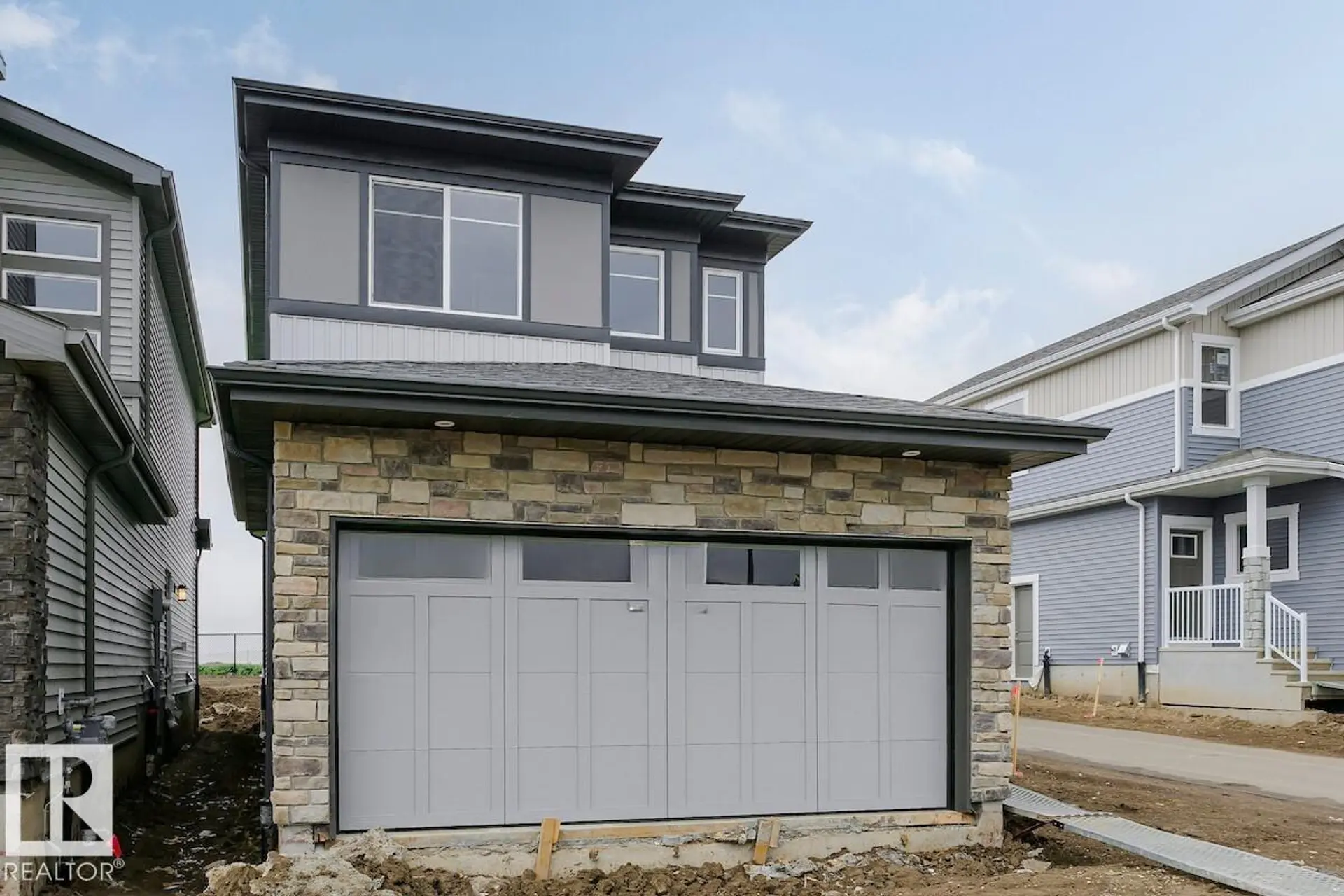 2811 62 ST SW - Image 1