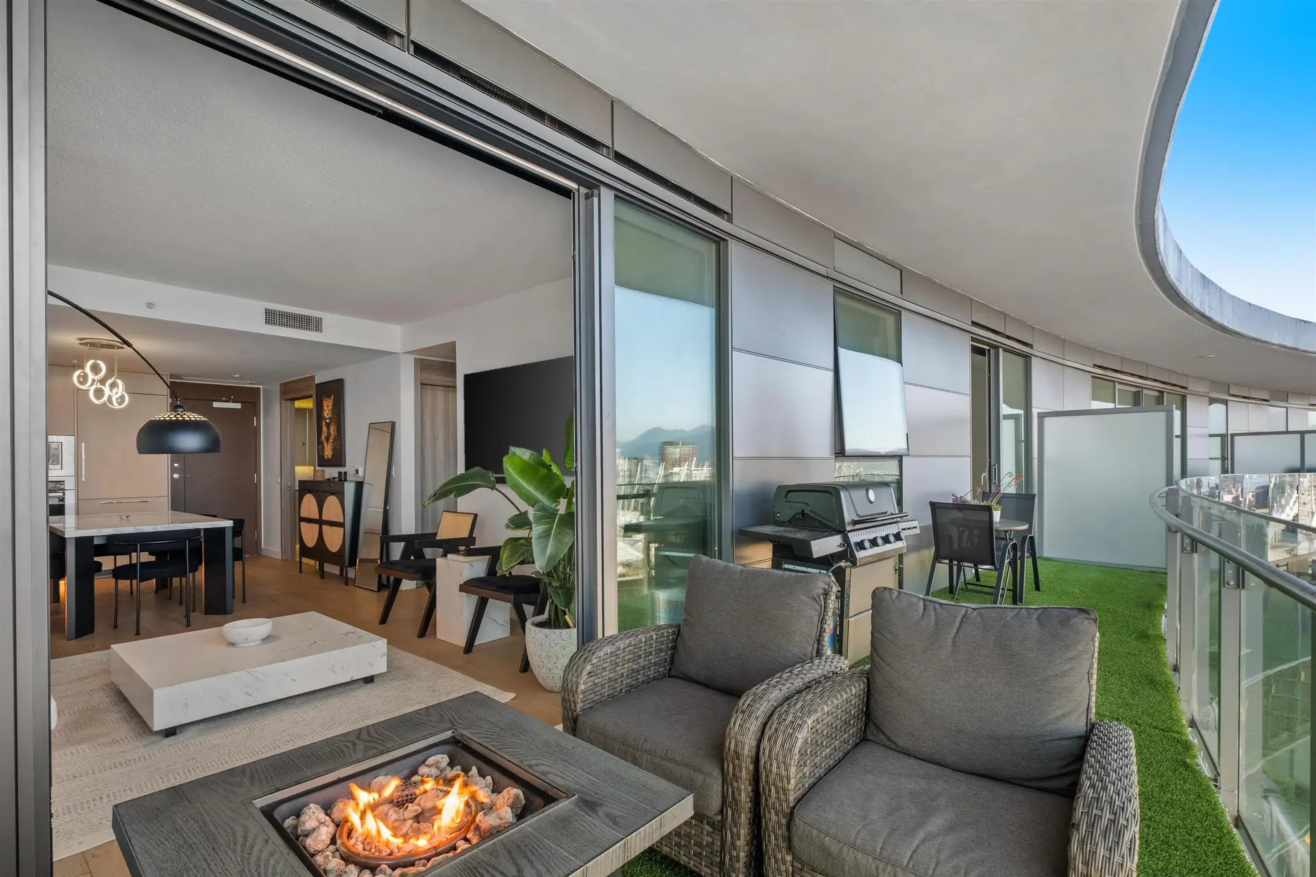 #2916 89 Nelson Street - Image 2