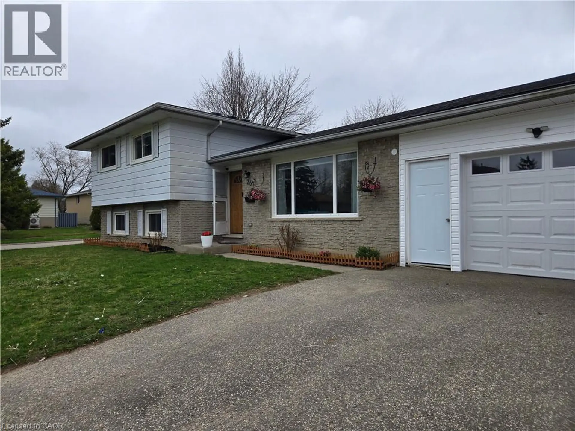 261 OVERLEA Drive - Image 3