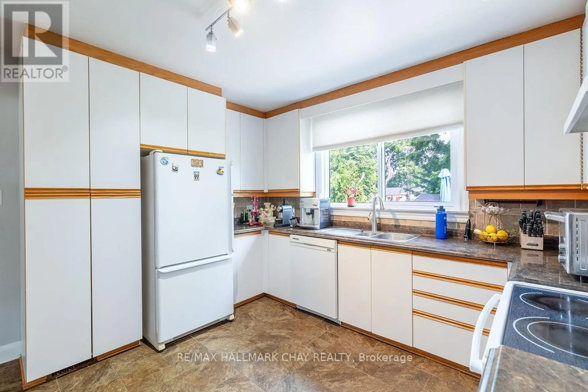 325 INNISFIL STREET - Image 10