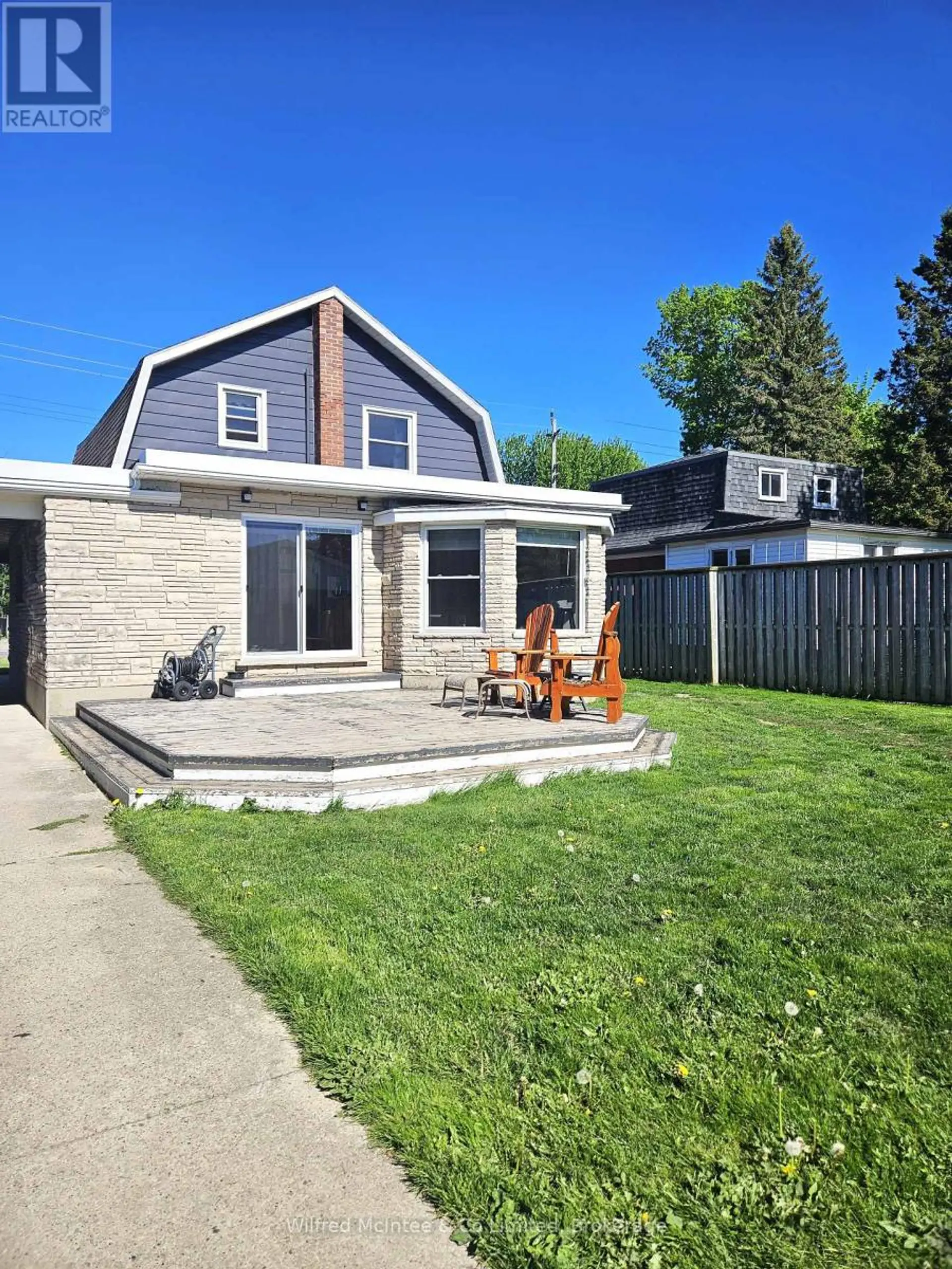958 6TH AVENUE W - Image 2