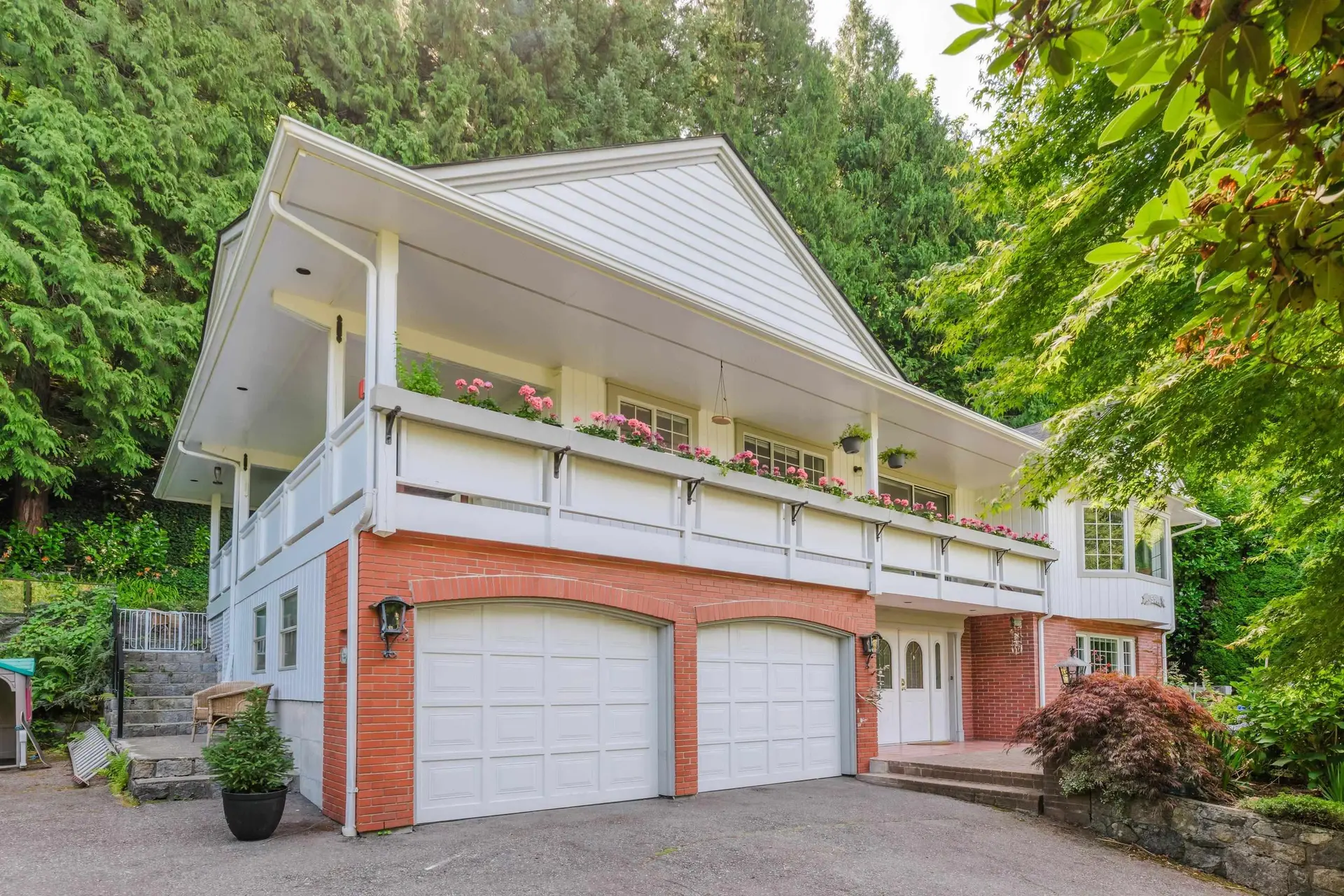 Property at 5560 Greenleaf Road, West Vancouver, BC