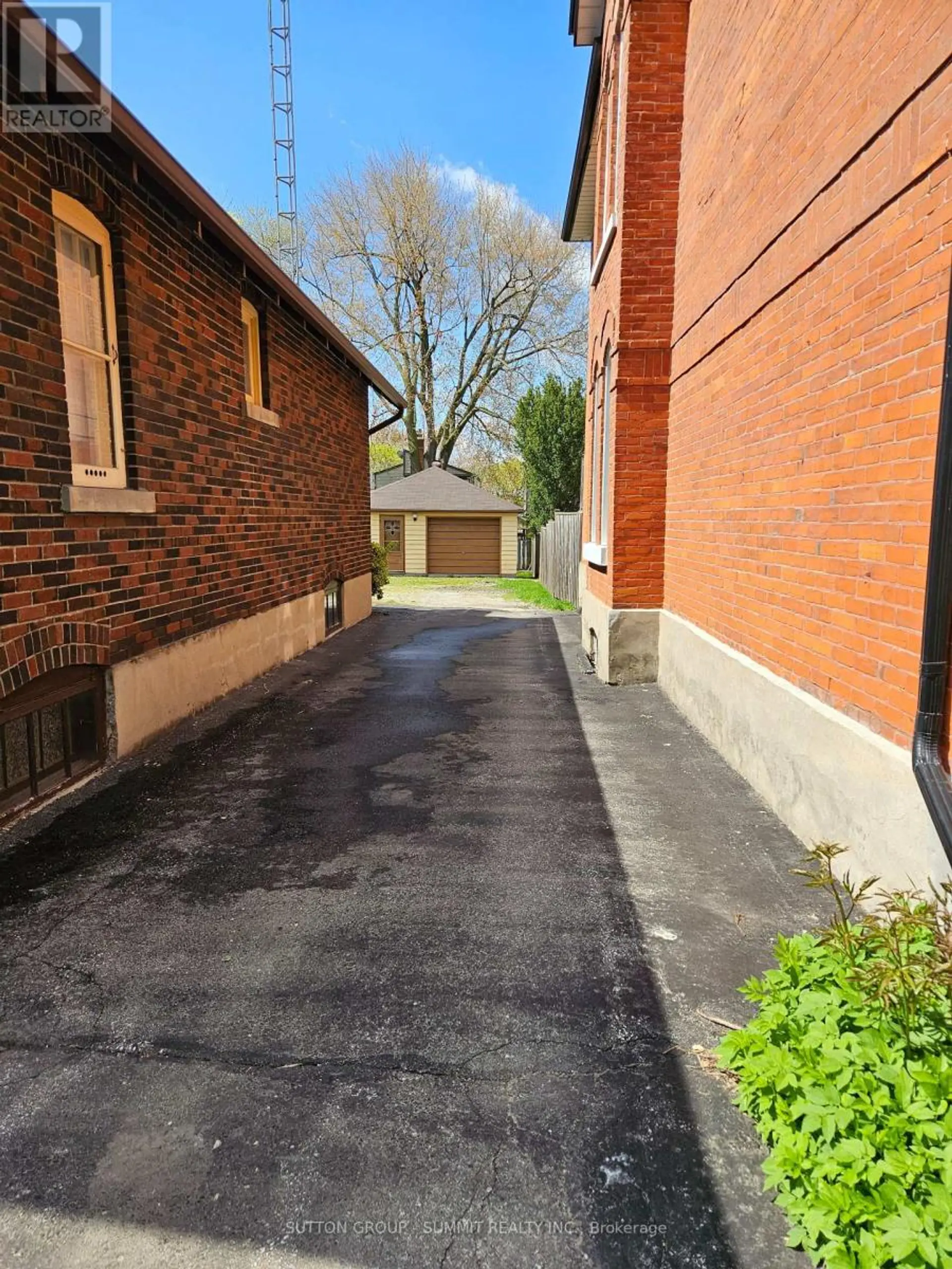318 QUEEN STREET S - Image 4