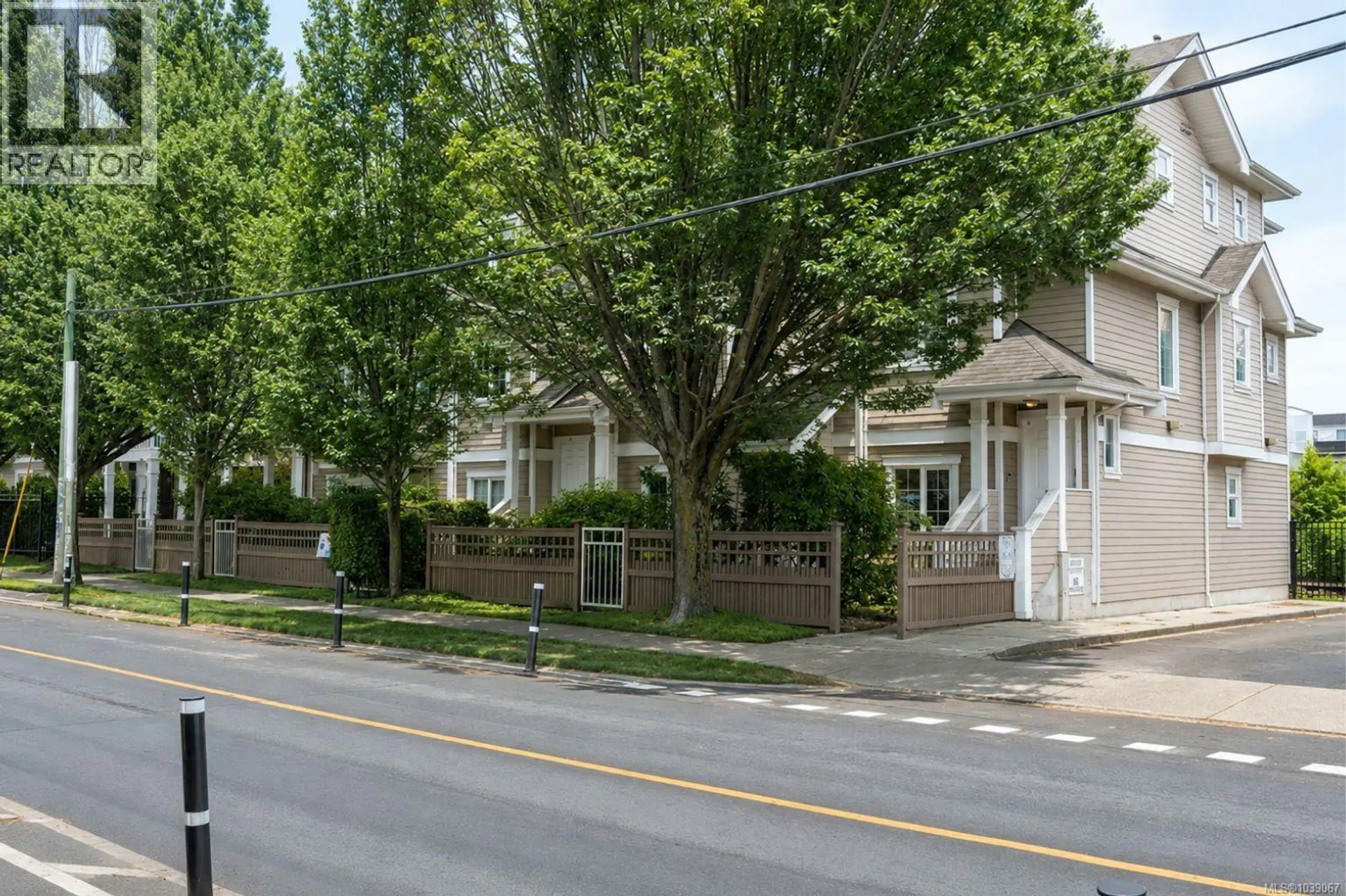 Property at #13 1043 Caledonia Ave, Victoria, BC