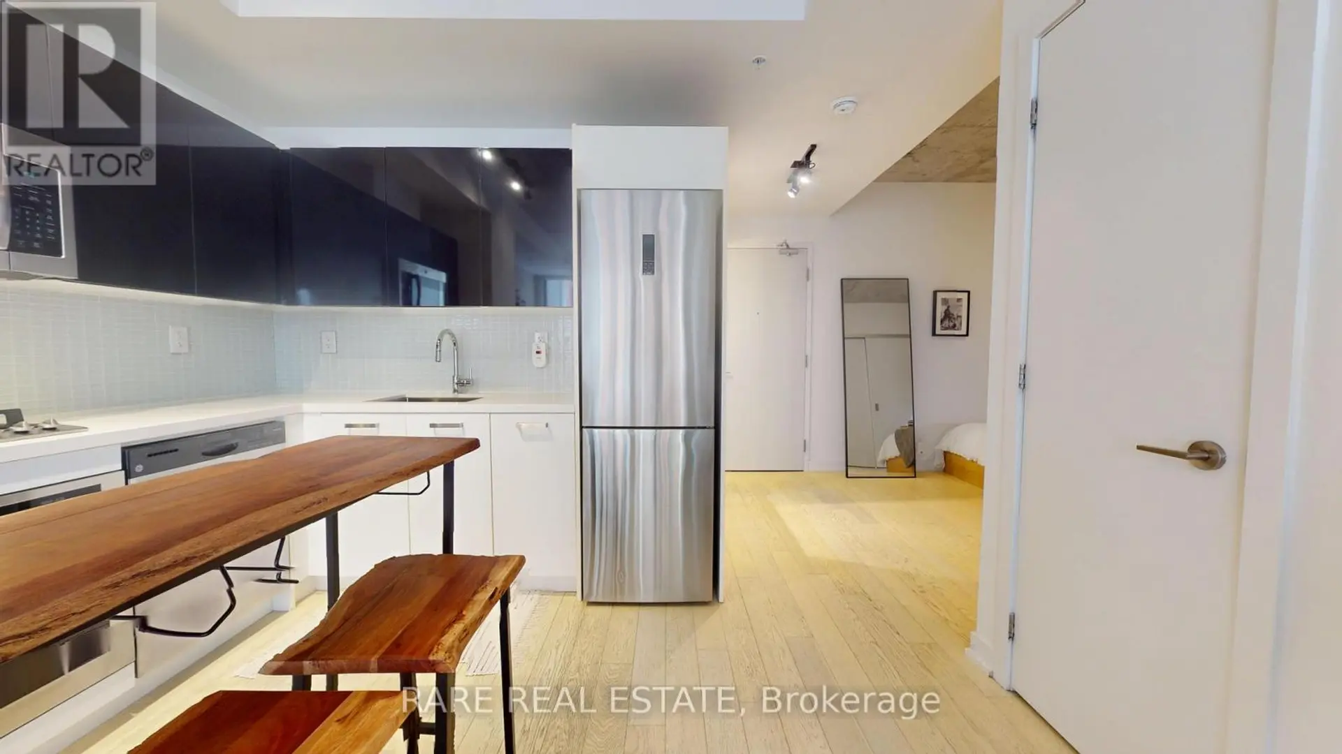 #421 39 BRANT STREET - Image 5