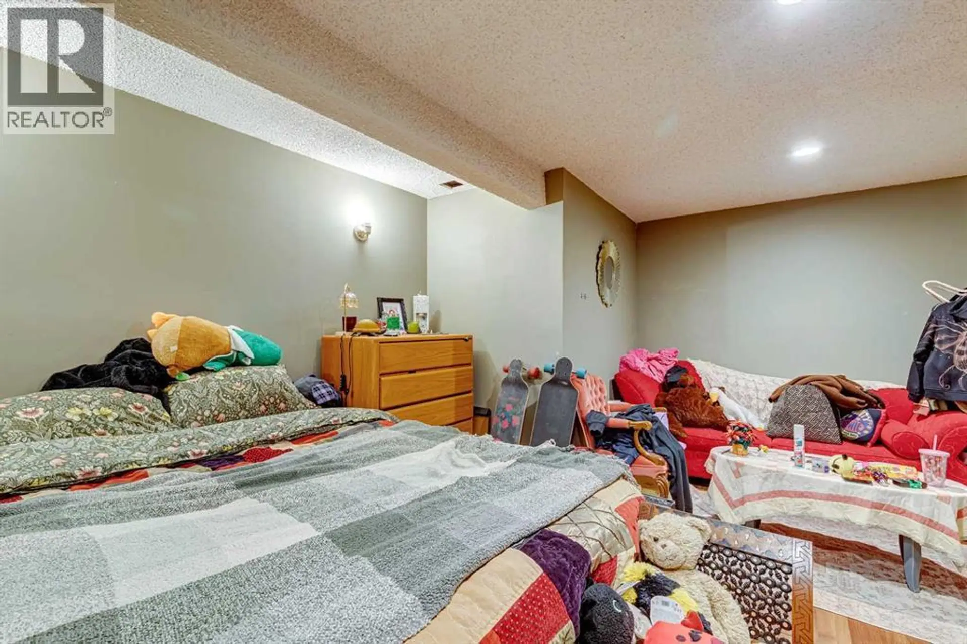 864 Queensland Drive SE - Image 17