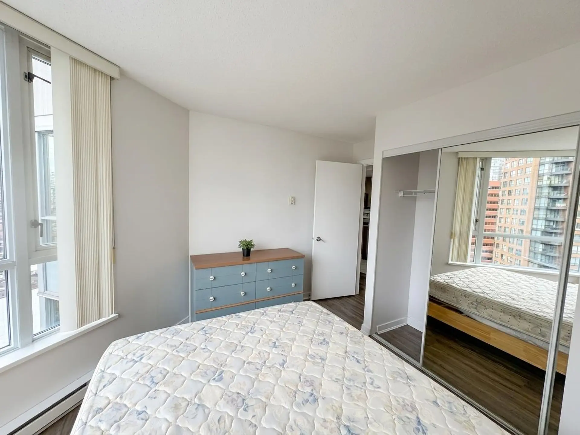#1602 1212 Howe Street - Image 4