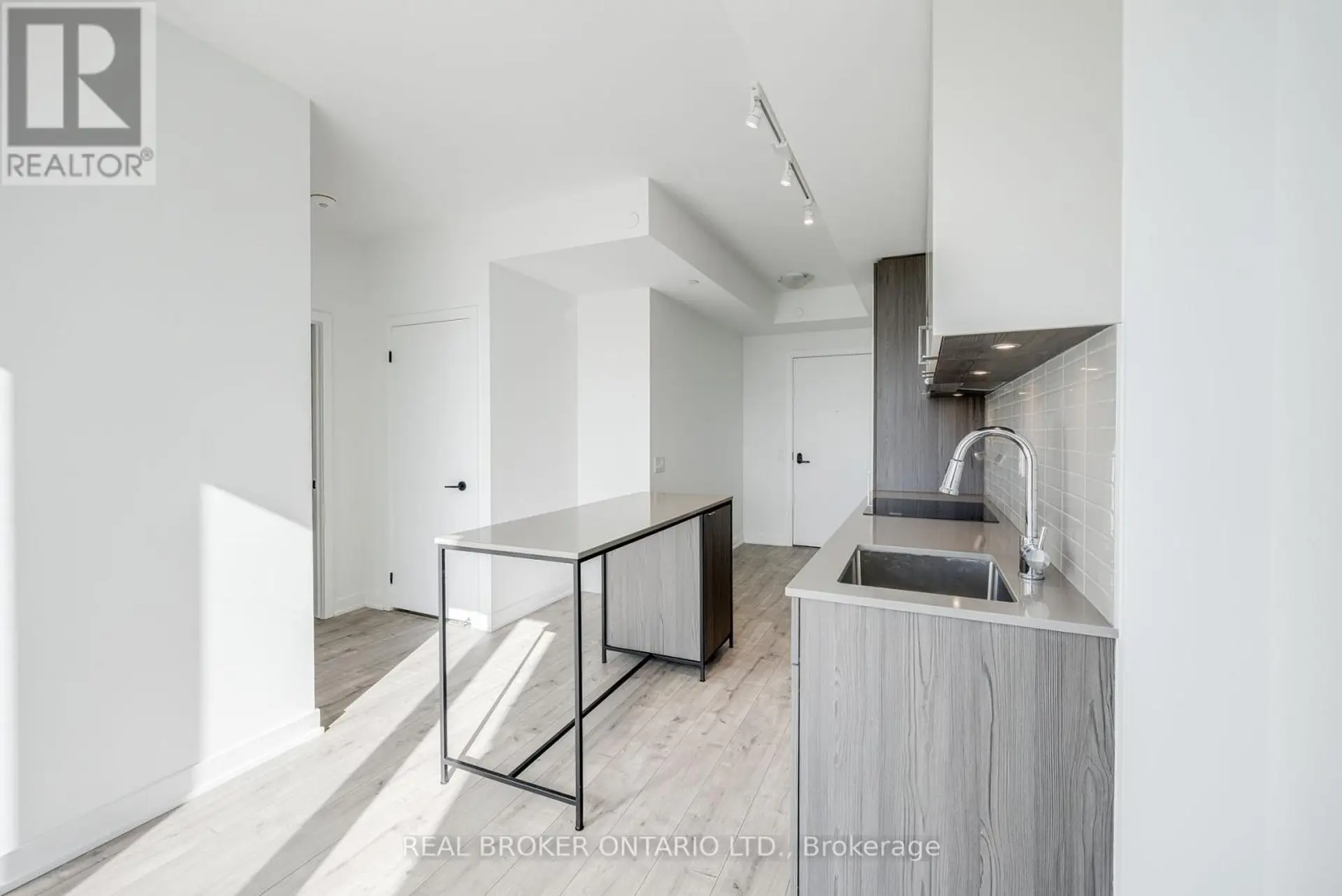 #1117 220 MISSINNIHE WAY - Image 8