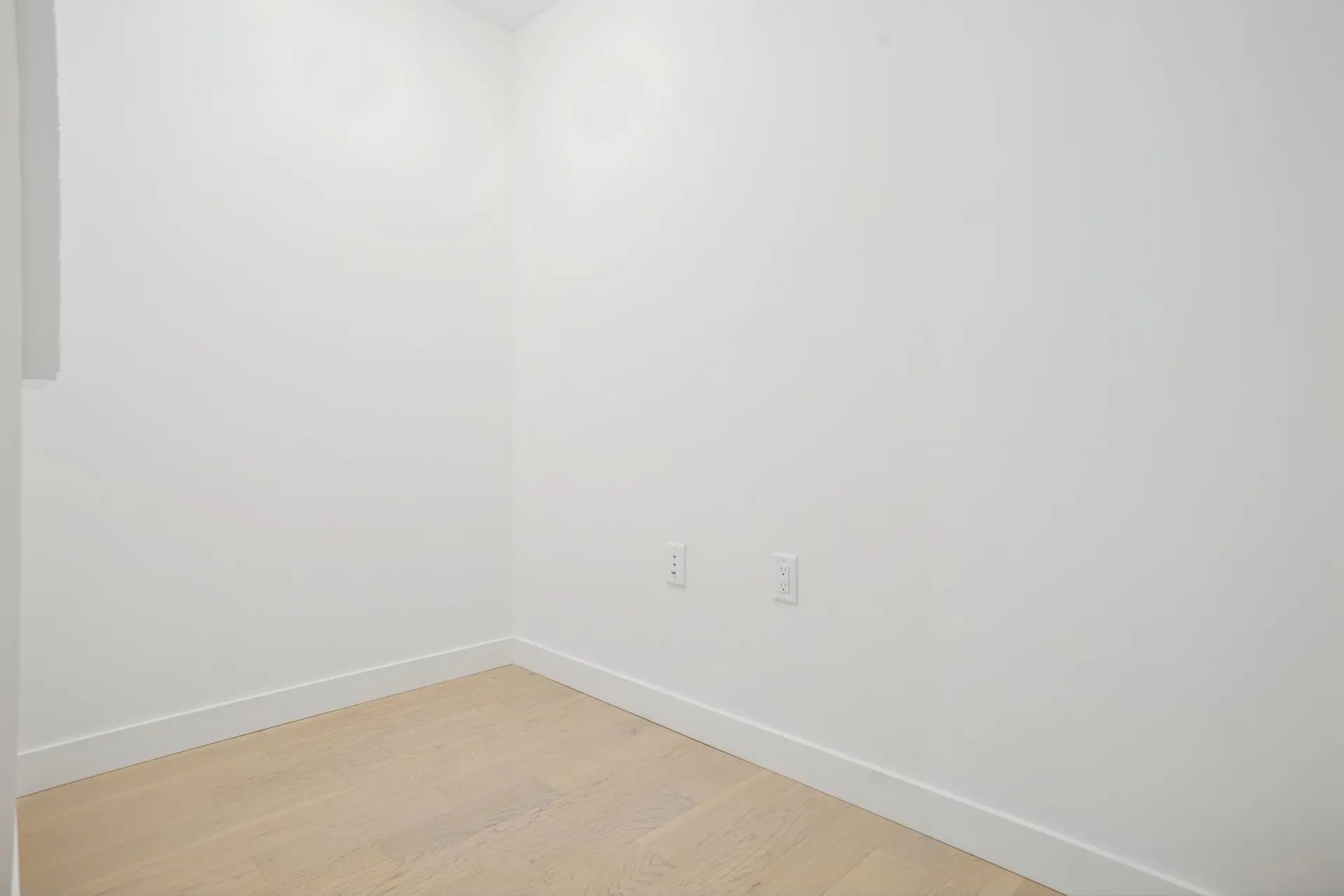 #204 8398 Oak Street - Image 17
