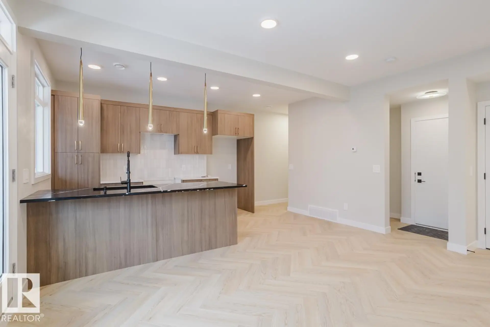 #11 16231 19 AV SW - Image 1