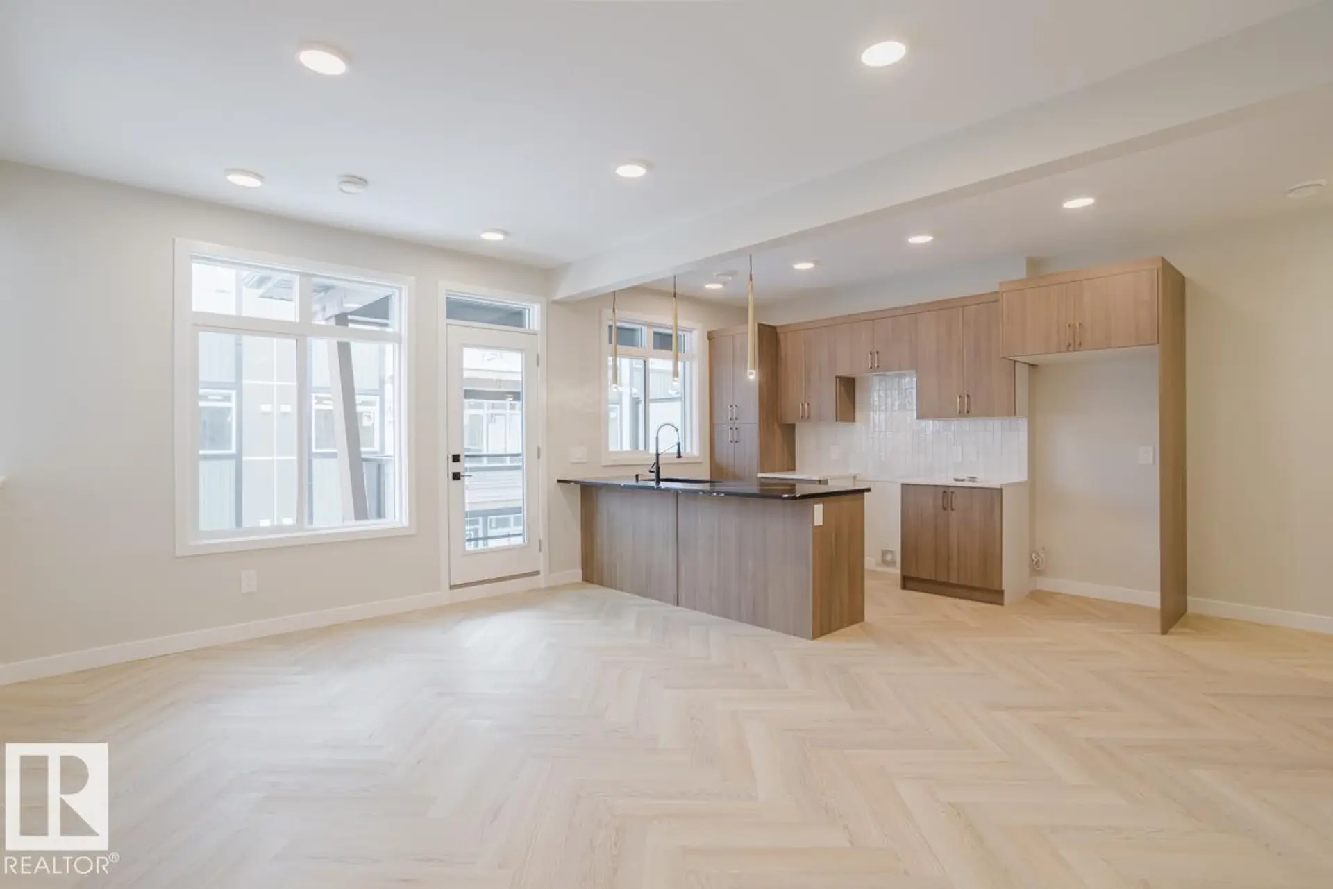 #11 16231 19 AV SW - Image 3