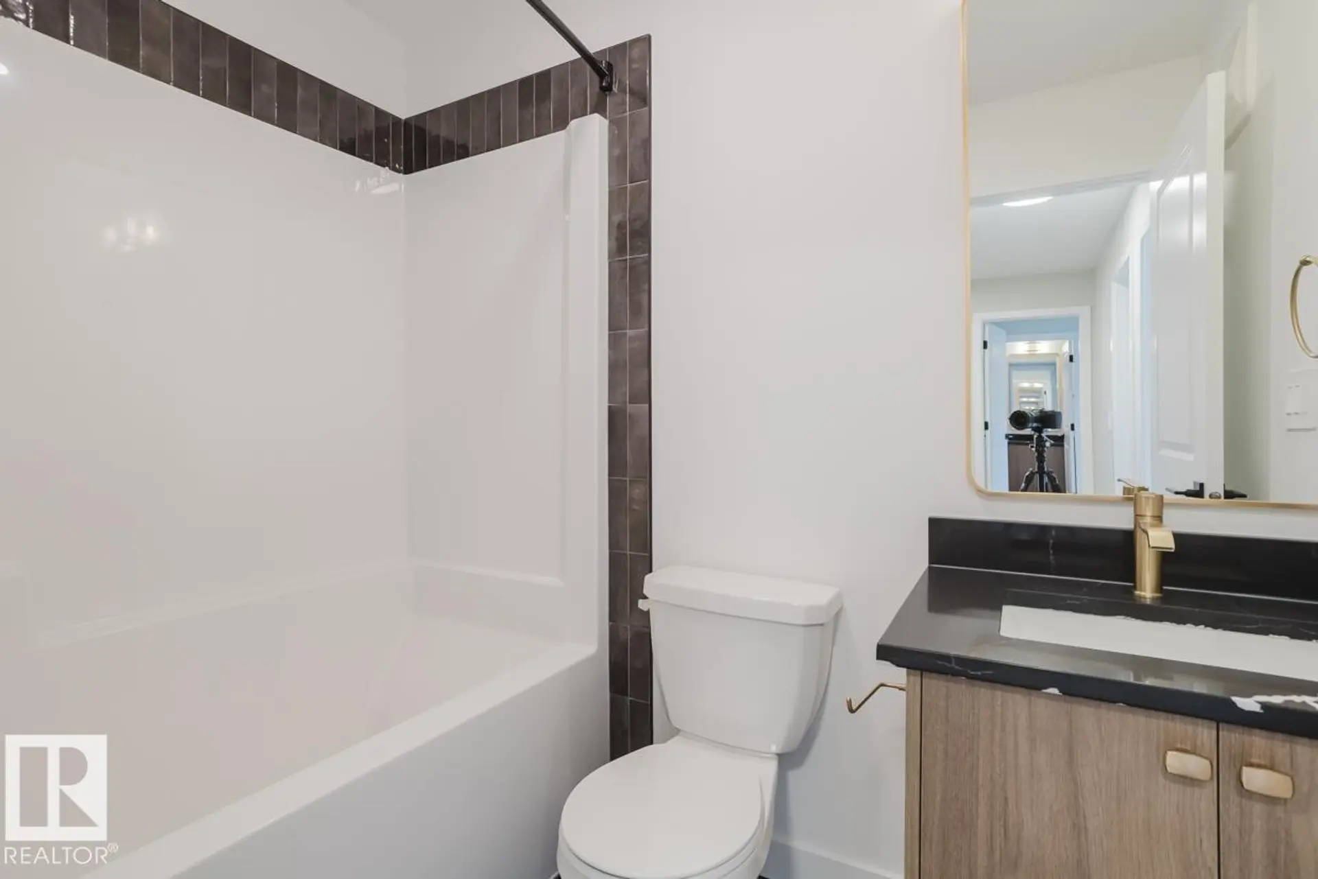 #11 16231 19 AV SW - Image 6