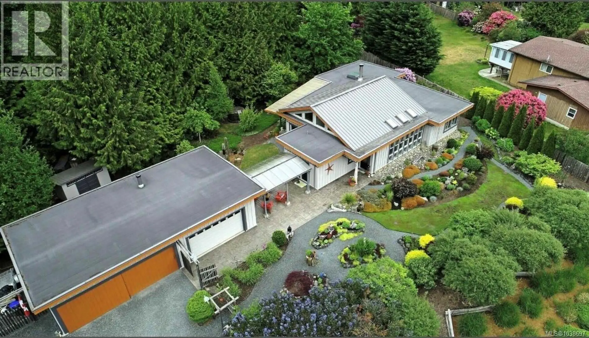 Property at 3881 Charlton Dr, Qualicum Beach, BC