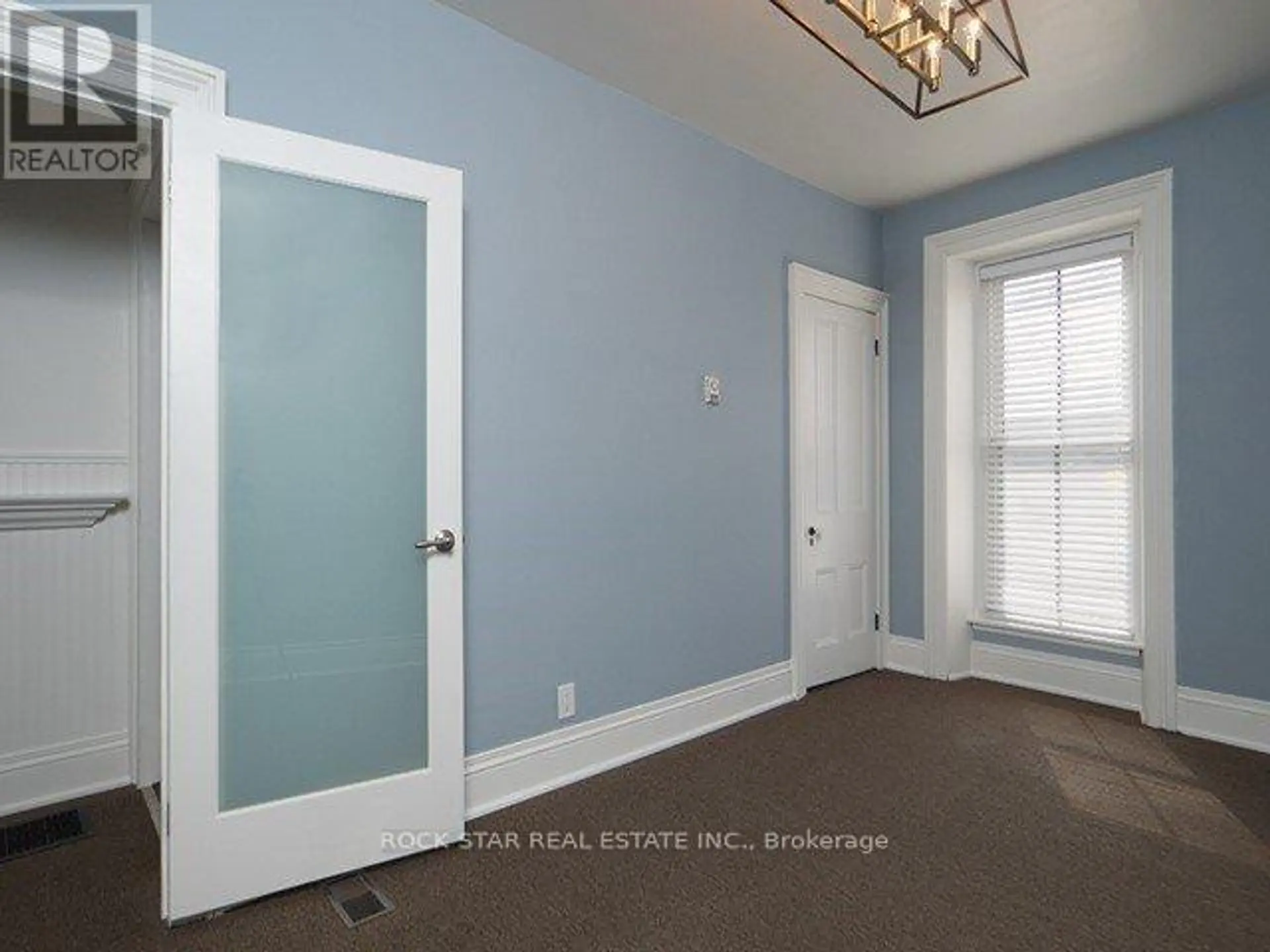 111 AINSLIE STREET N - Image 10