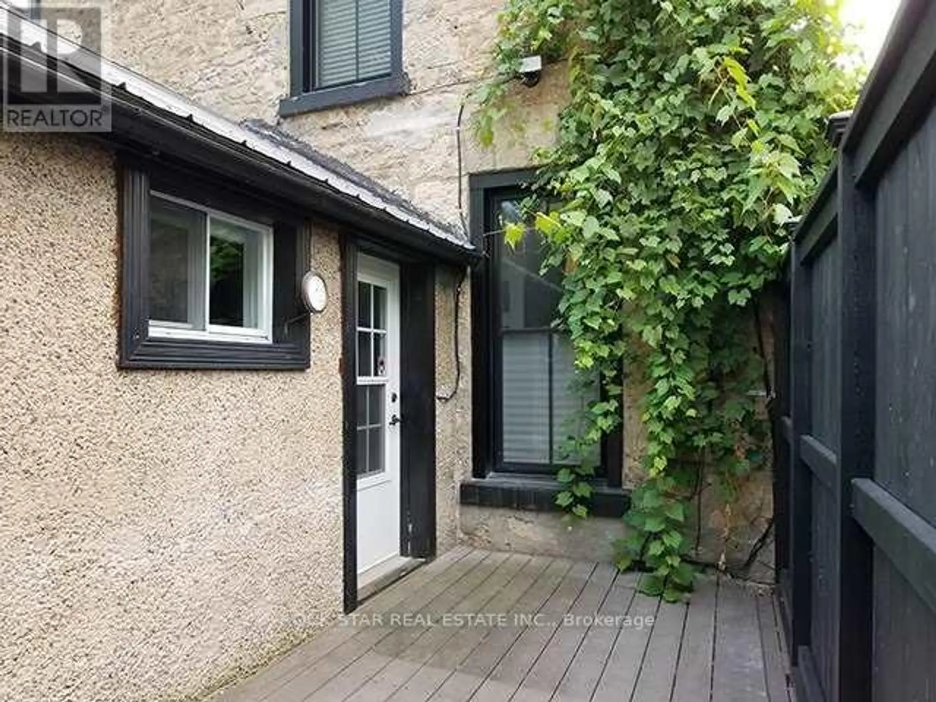 111 AINSLIE STREET N - Image 15