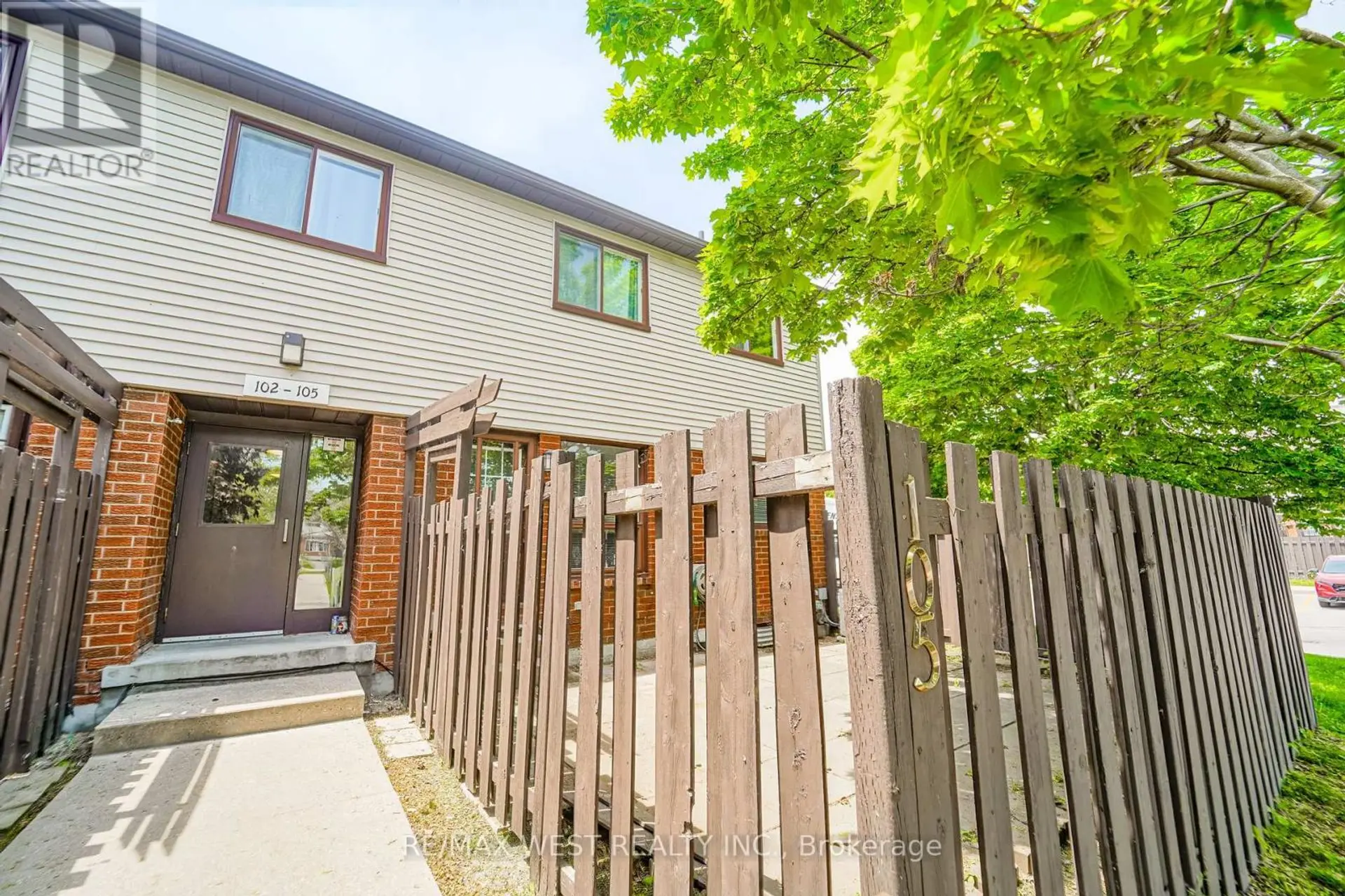 #105 960 GLEN STREET - Image 1