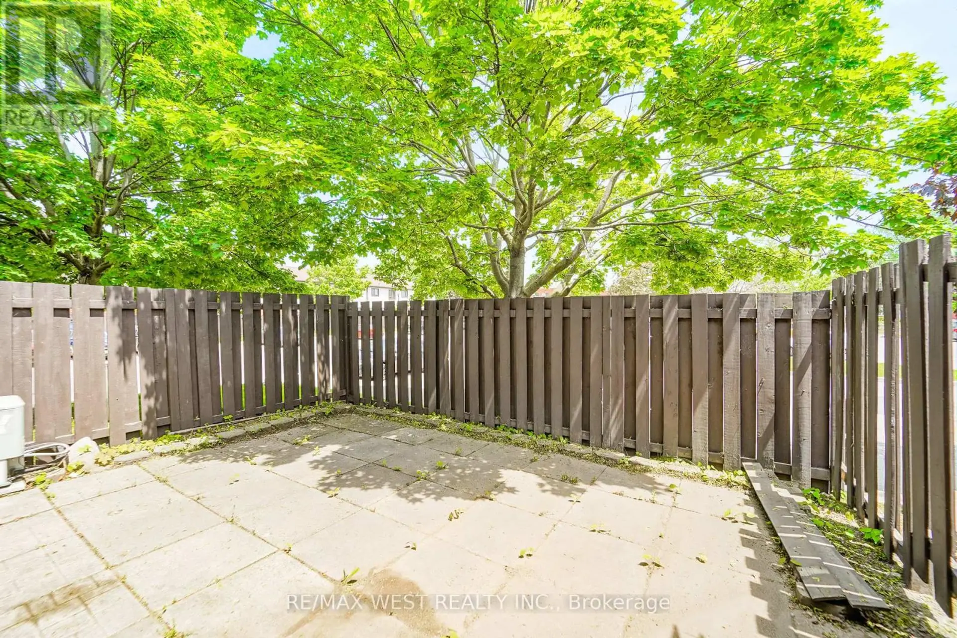 #105 960 GLEN STREET - Image 8