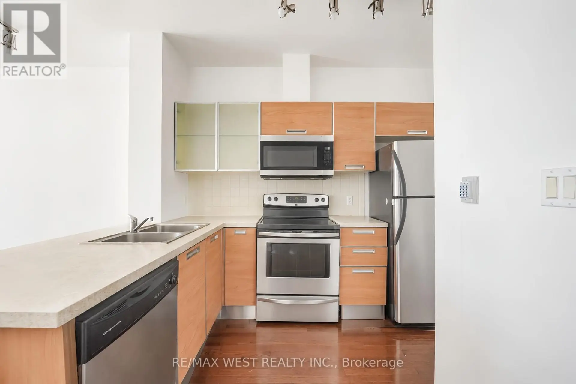 #609 3391 BLOOR STREET W - Image 3