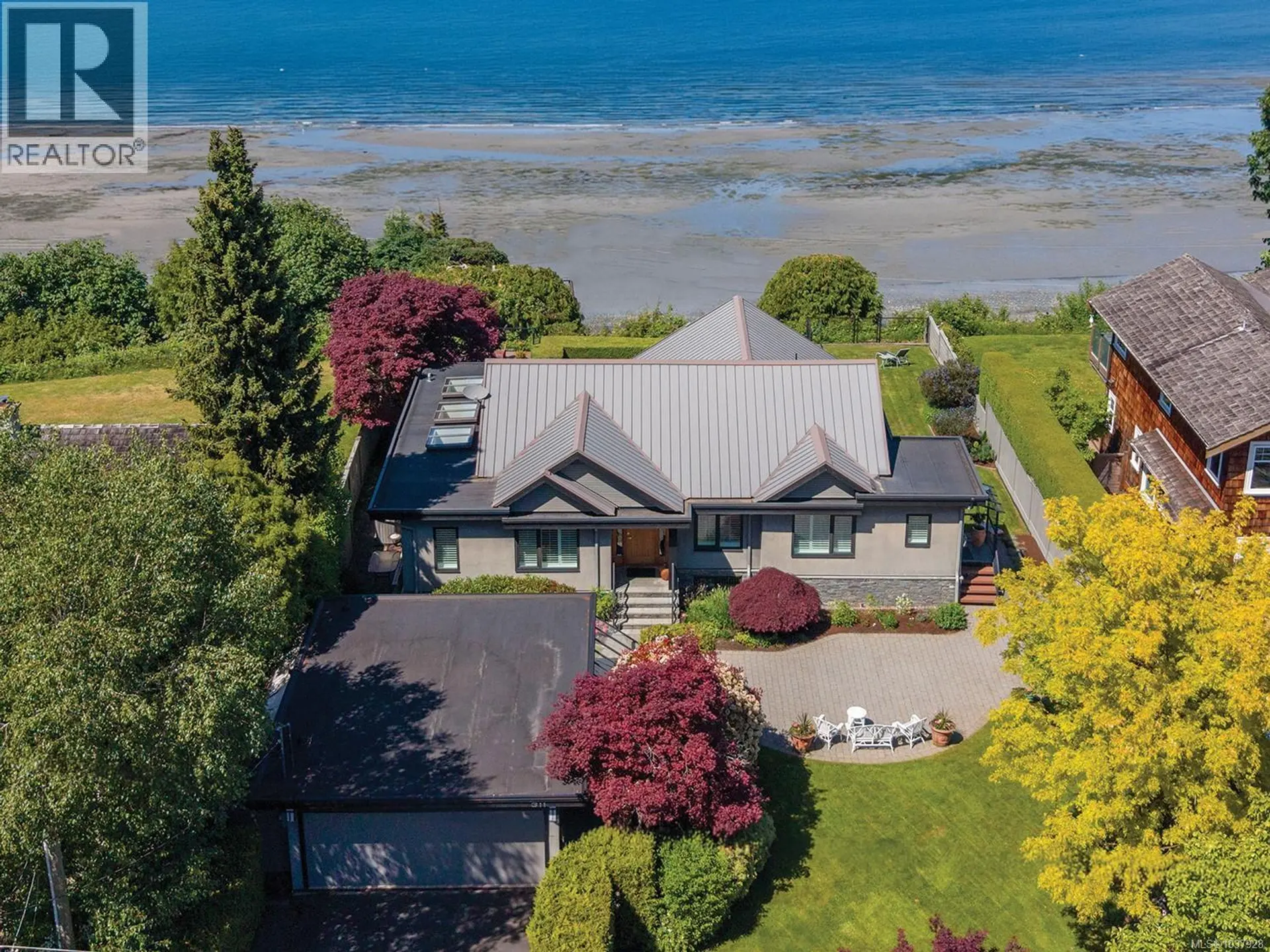 Property at 311 Poplar Ave, Qualicum Beach, BC