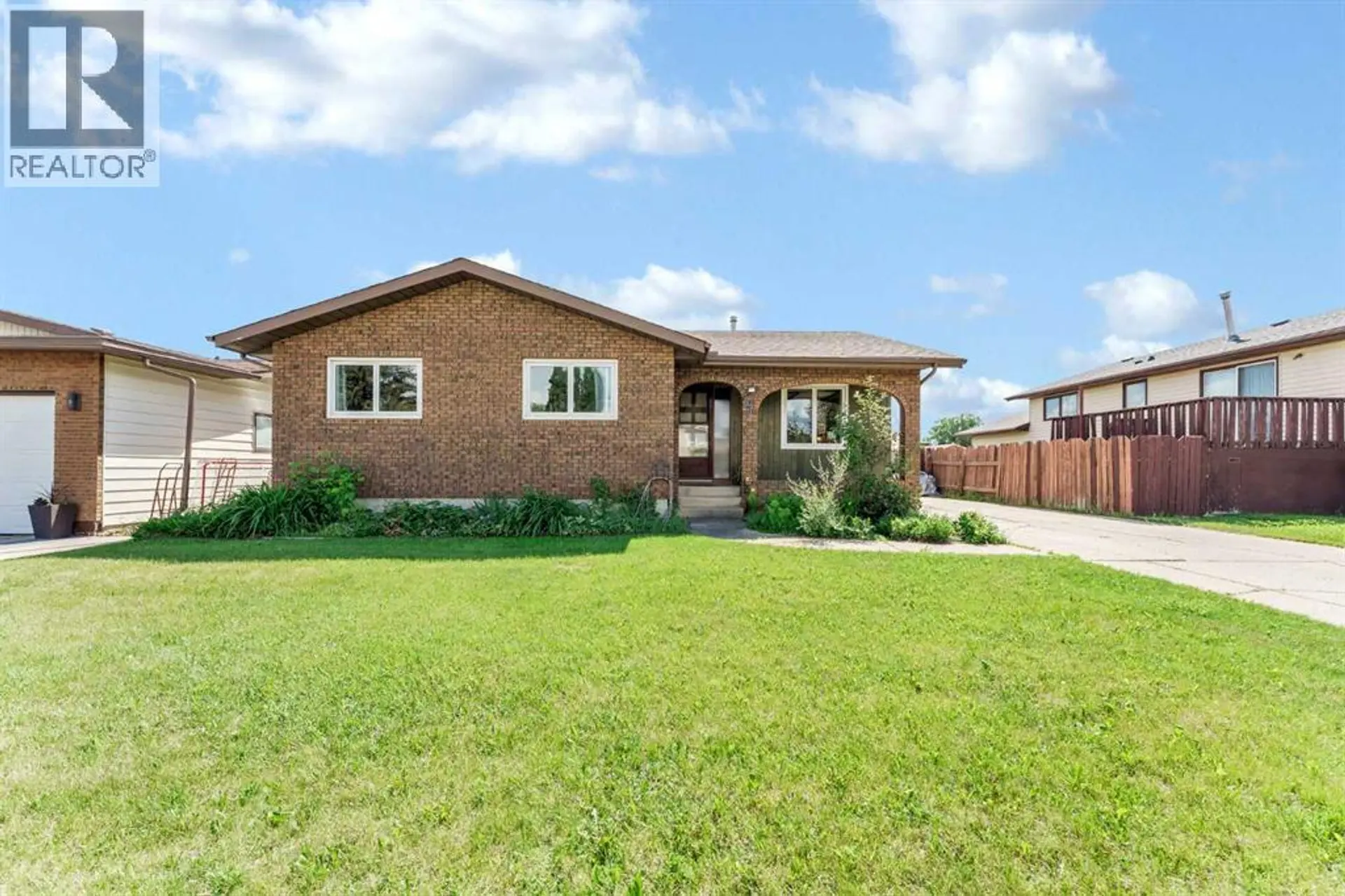 Property at 9 Elliott Street SE, Medicine Hat, AB