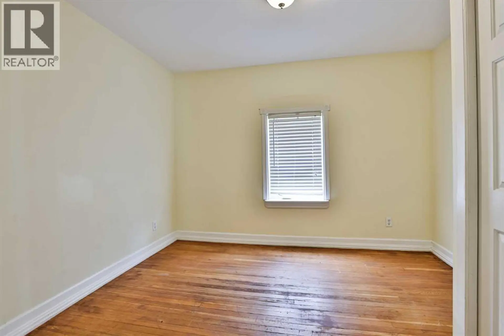 318 16 Street N - Image 6