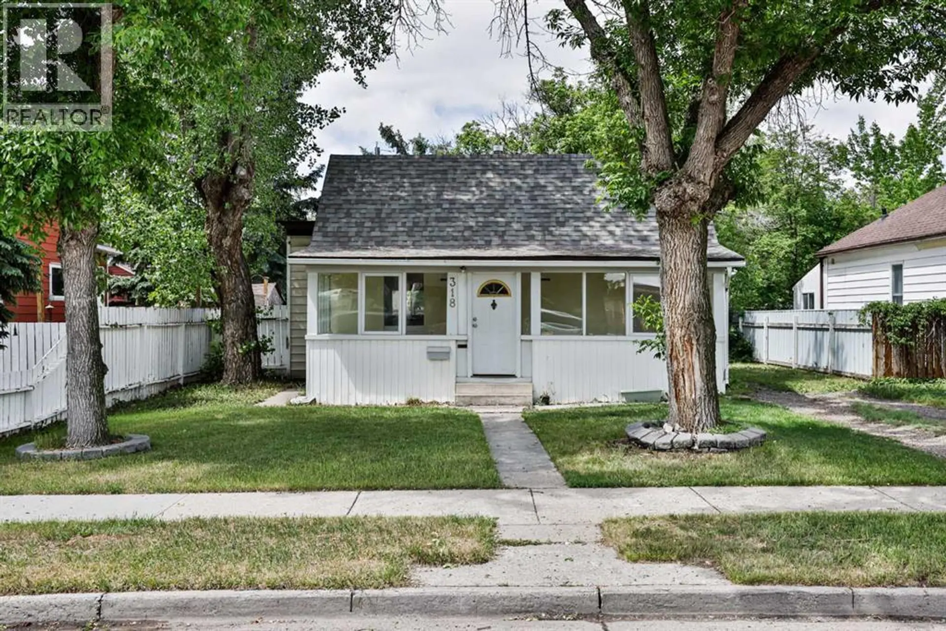 318 16 Street N - Image 1