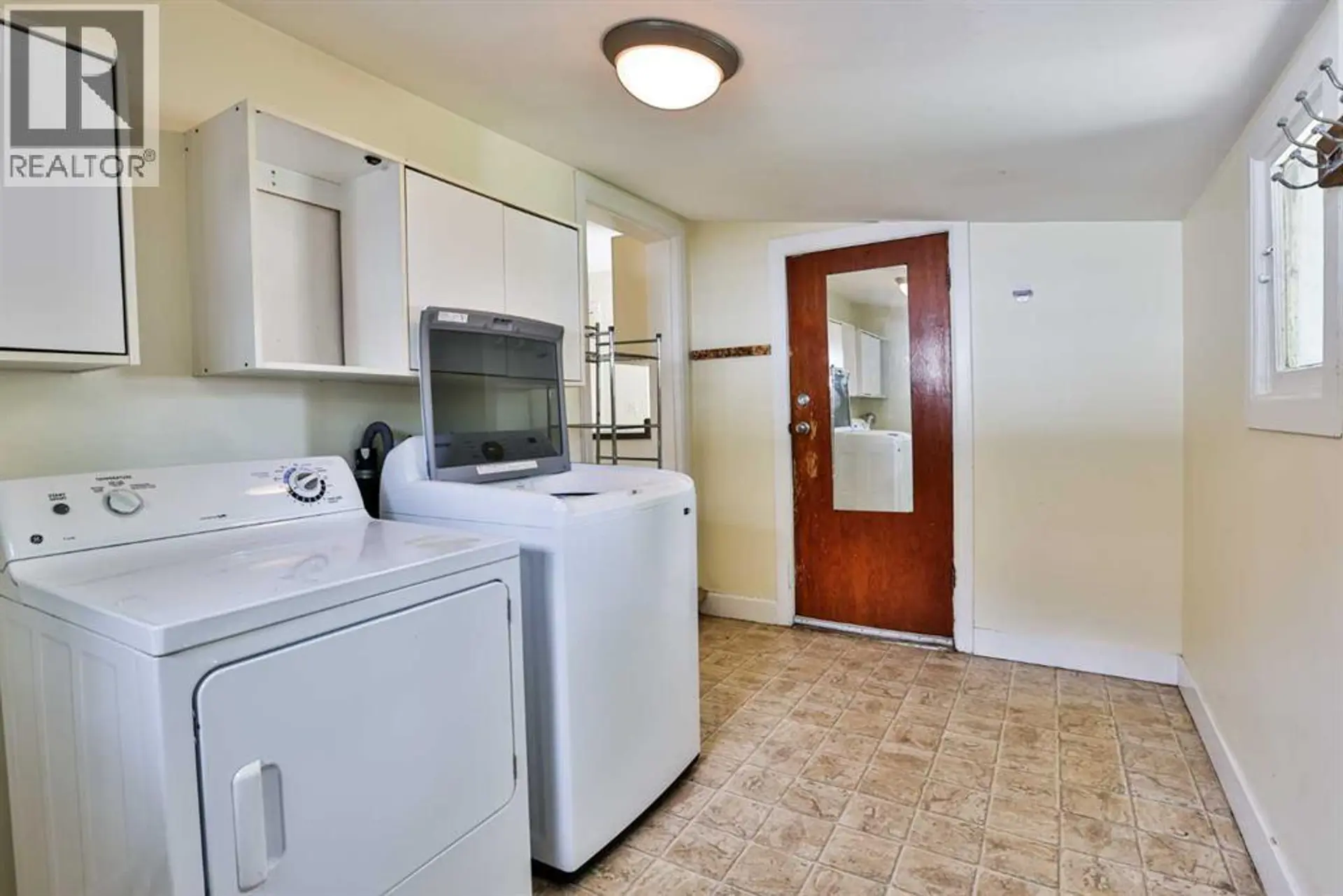 318 16 Street N - Image 13