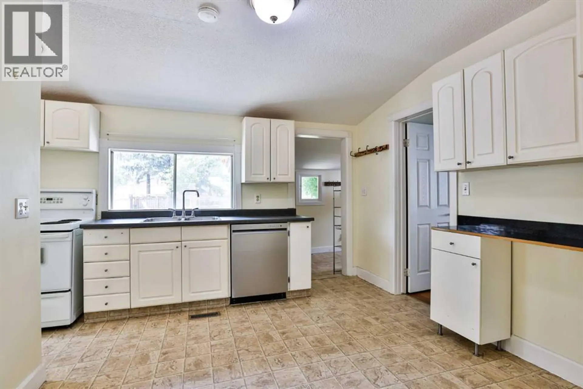 318 16 Street N - Image 7
