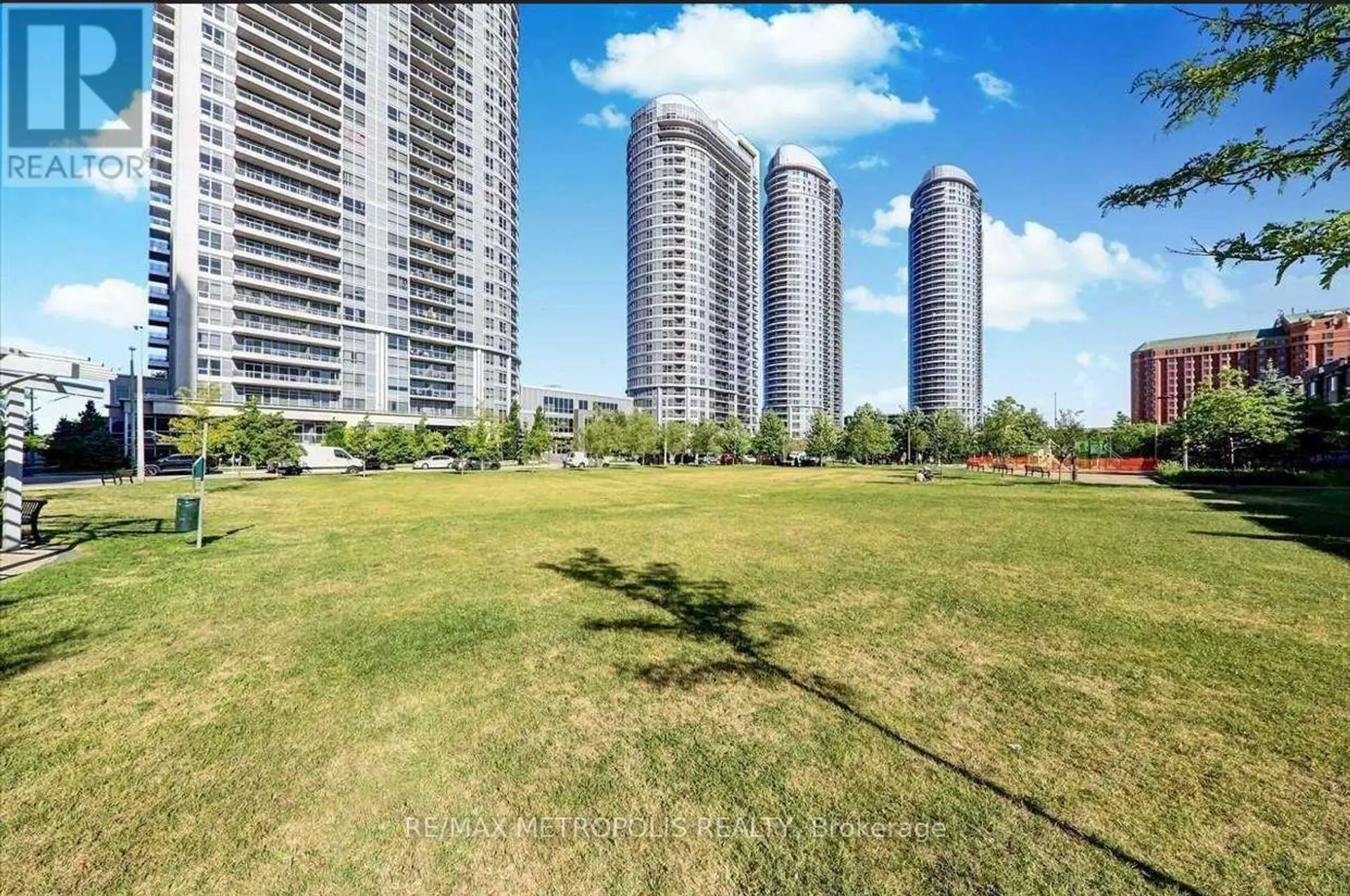 #507 255 VILLAGE GREEN SQUARE - Image 13