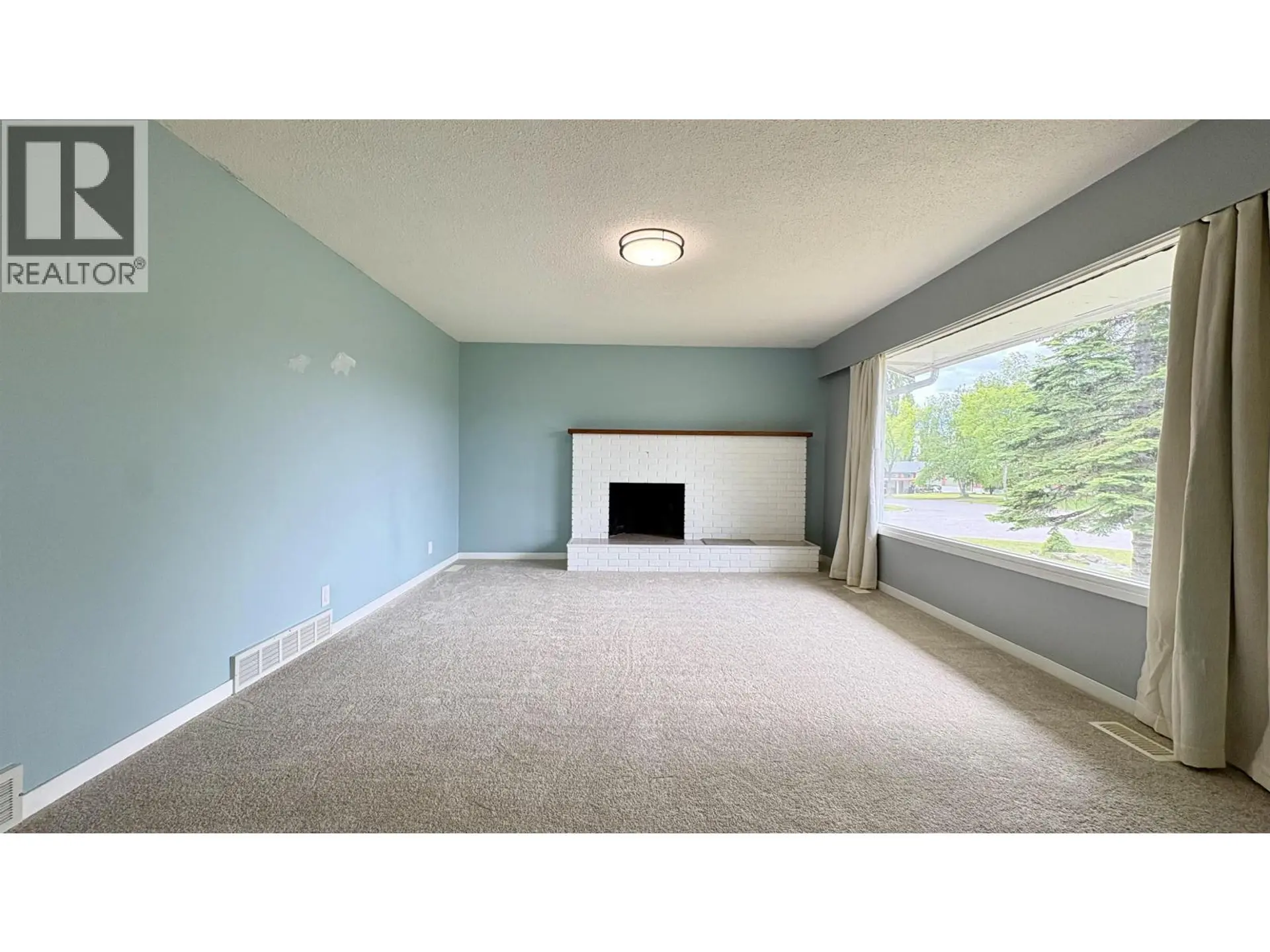 322 PIONEER AVENUE - Image 2