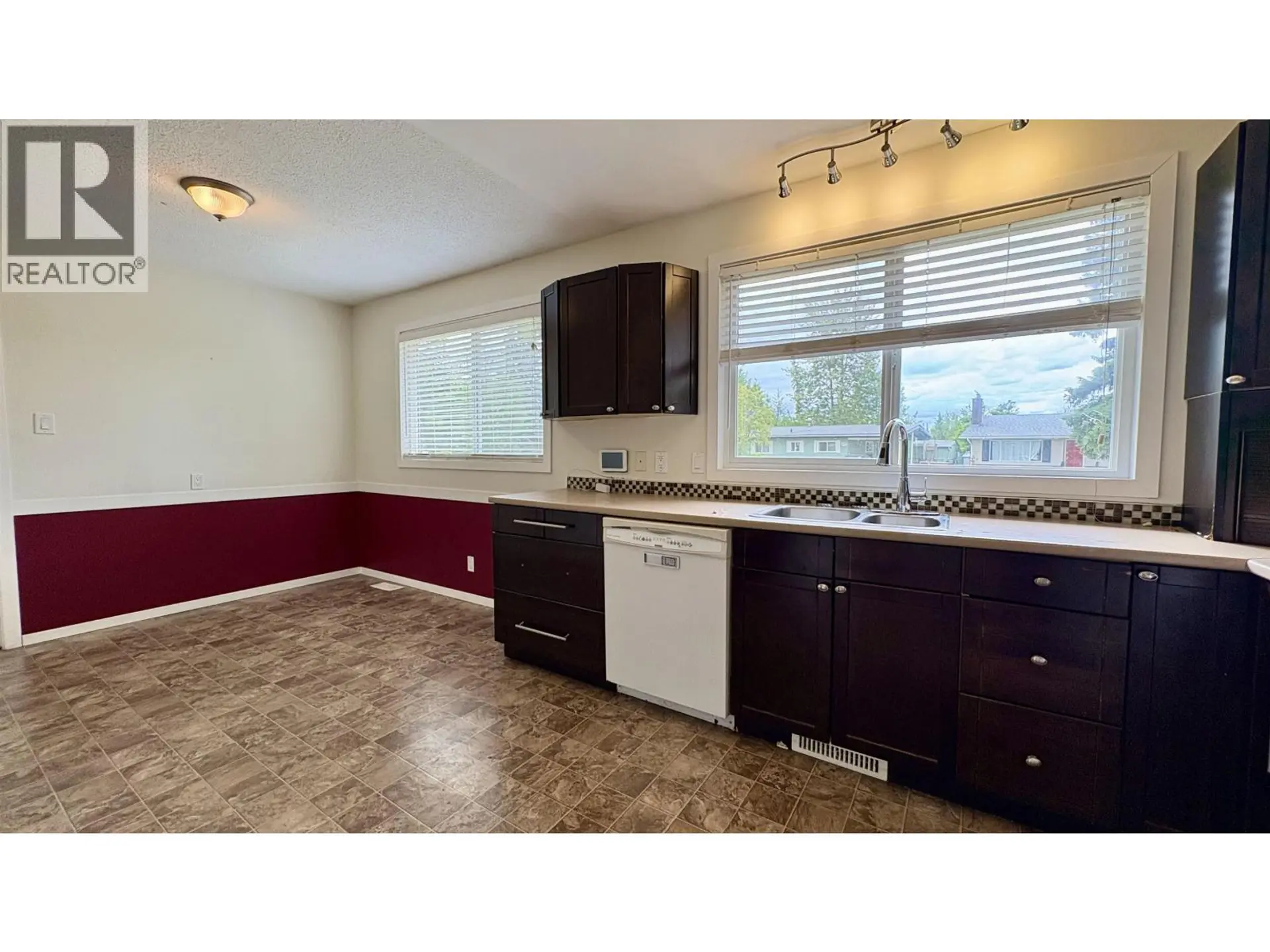 322 PIONEER AVENUE - Image 4