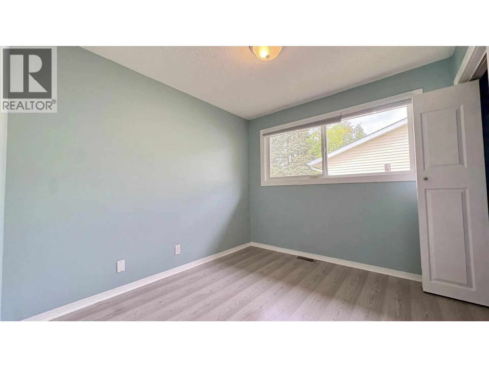 322 PIONEER AVENUE - Image 8