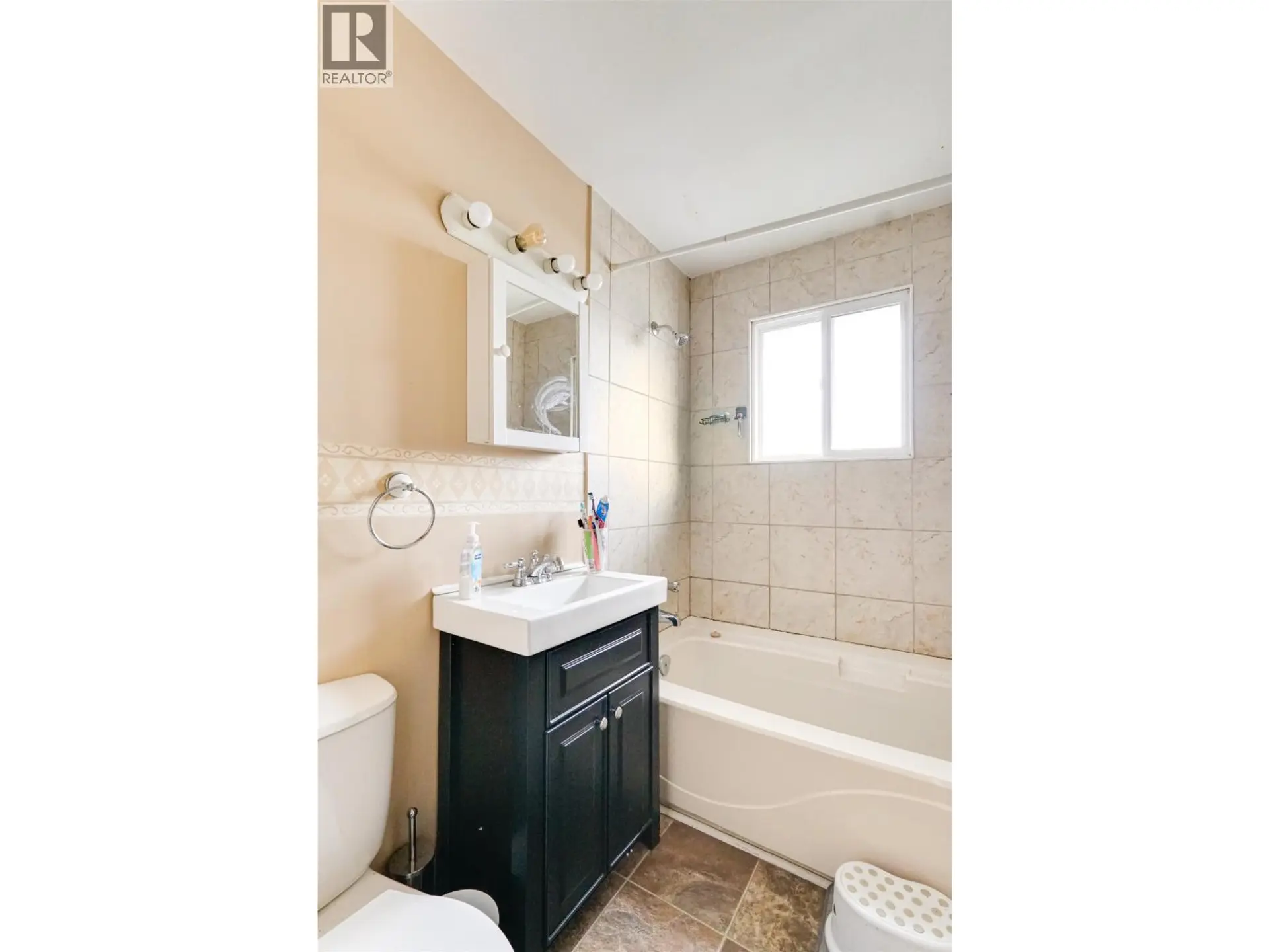 48 CAPILANO STREET - Image 13