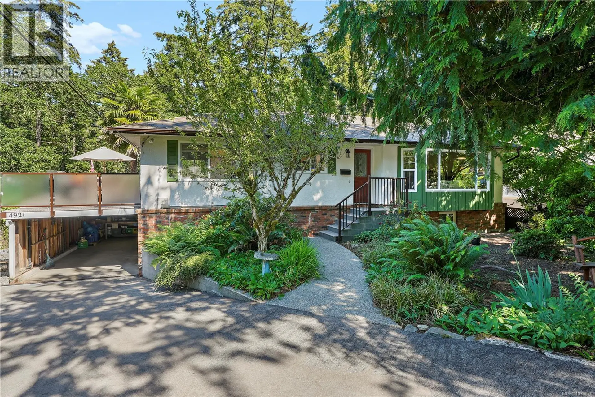 Property at 4921 Townsend Dr, Saanich, BC