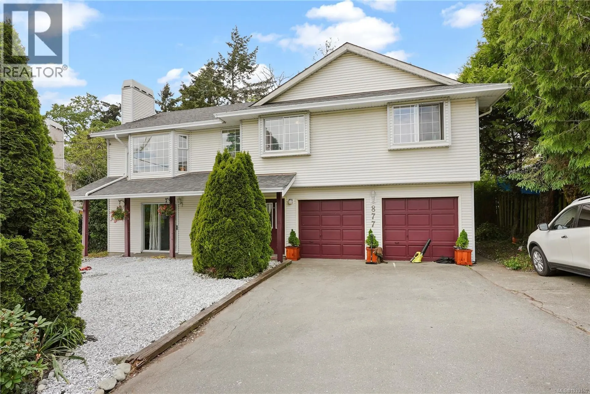 Property at 877 Admirals Rd, Esquimalt, BC