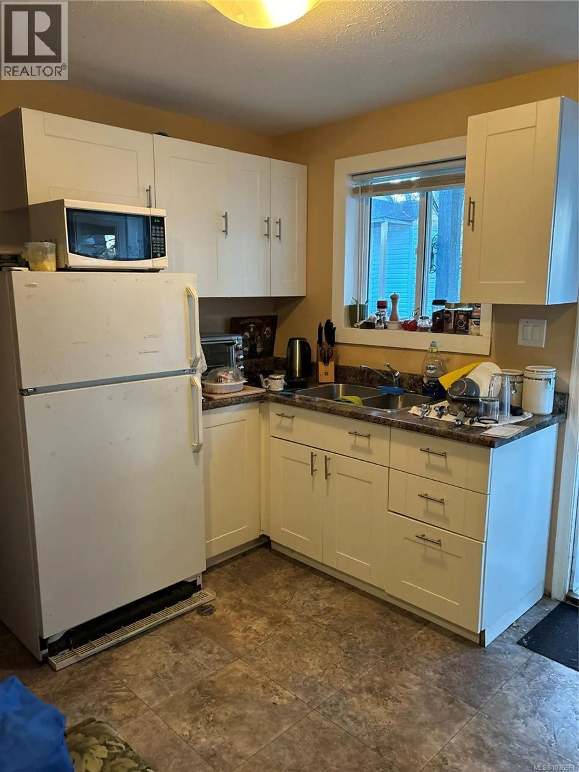 889 Highwood Dr - Image 6