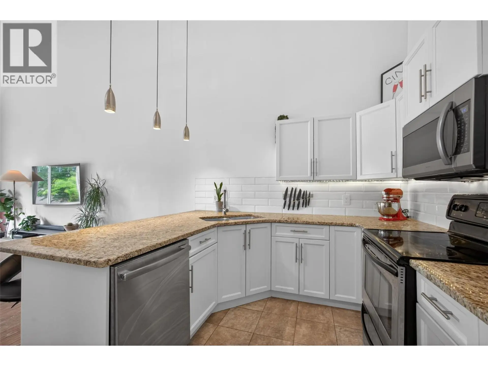 #303 2120 Shannon Ridge Drive - Image 2