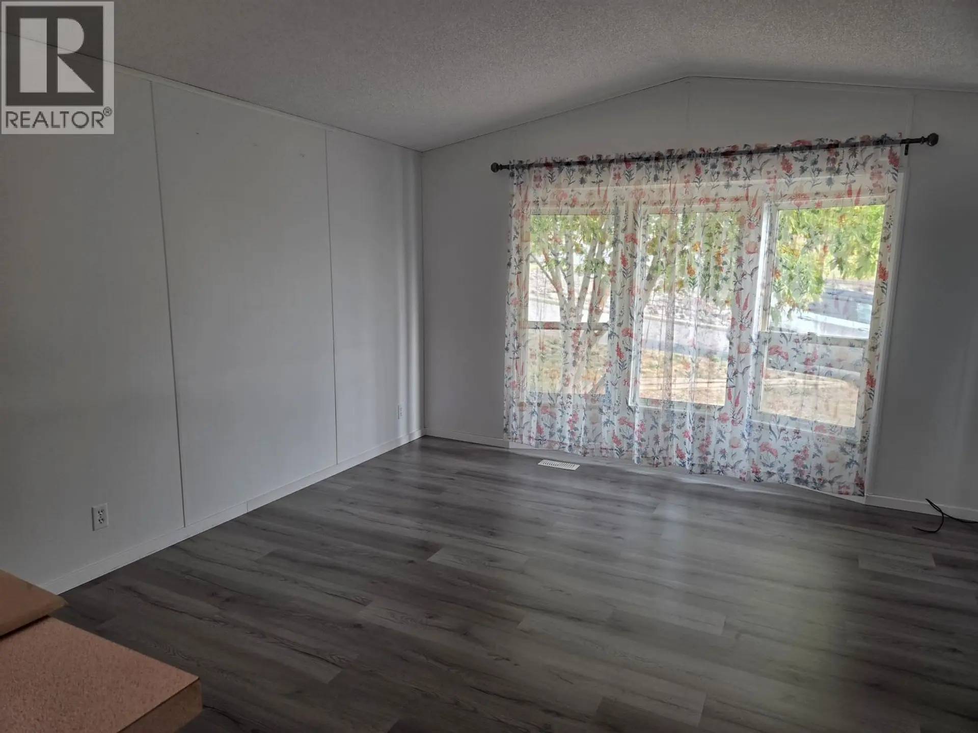 #92 770 11TH AVENUE - Image 2