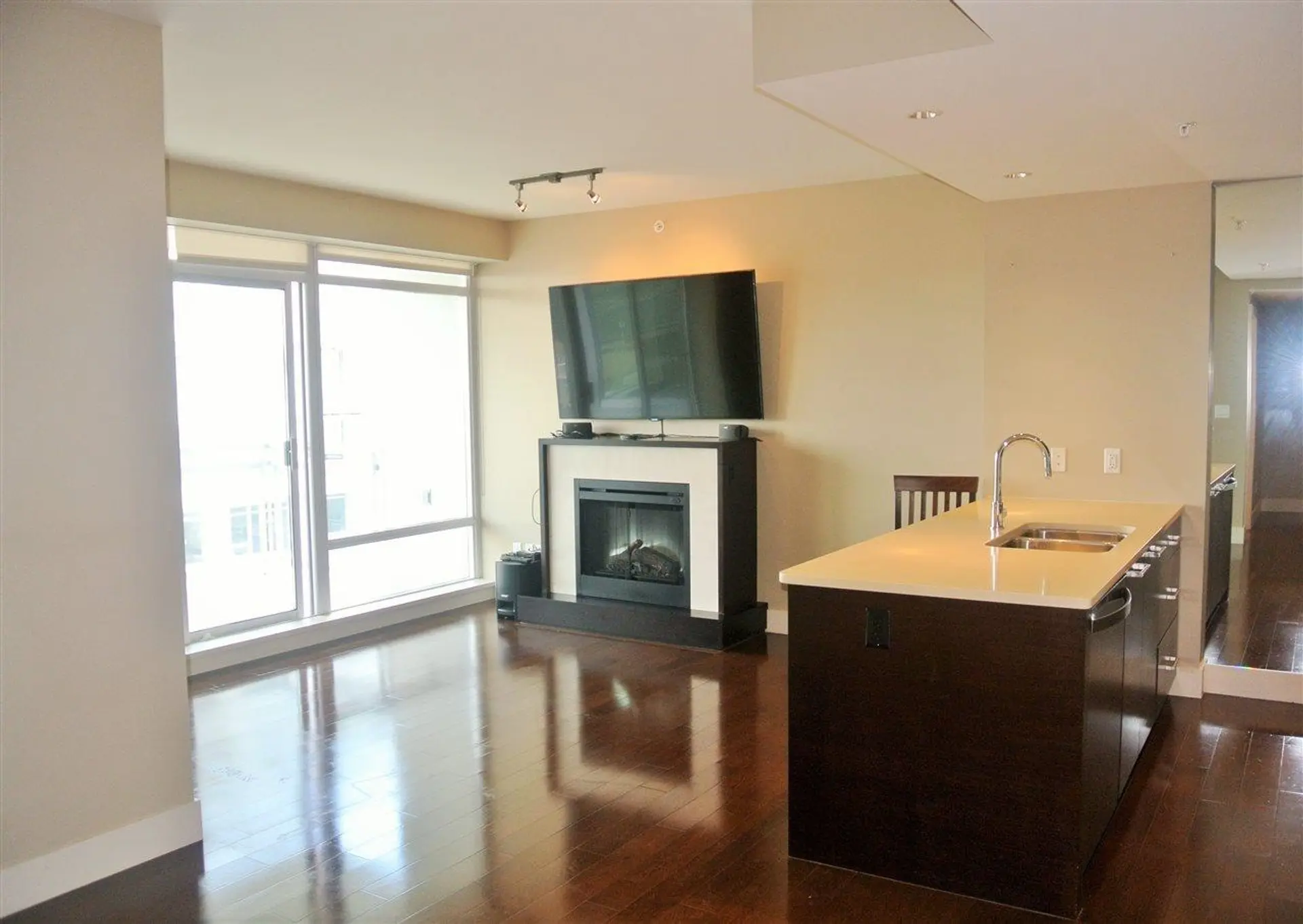 #1407 15152 Russell Avenue - Image 2