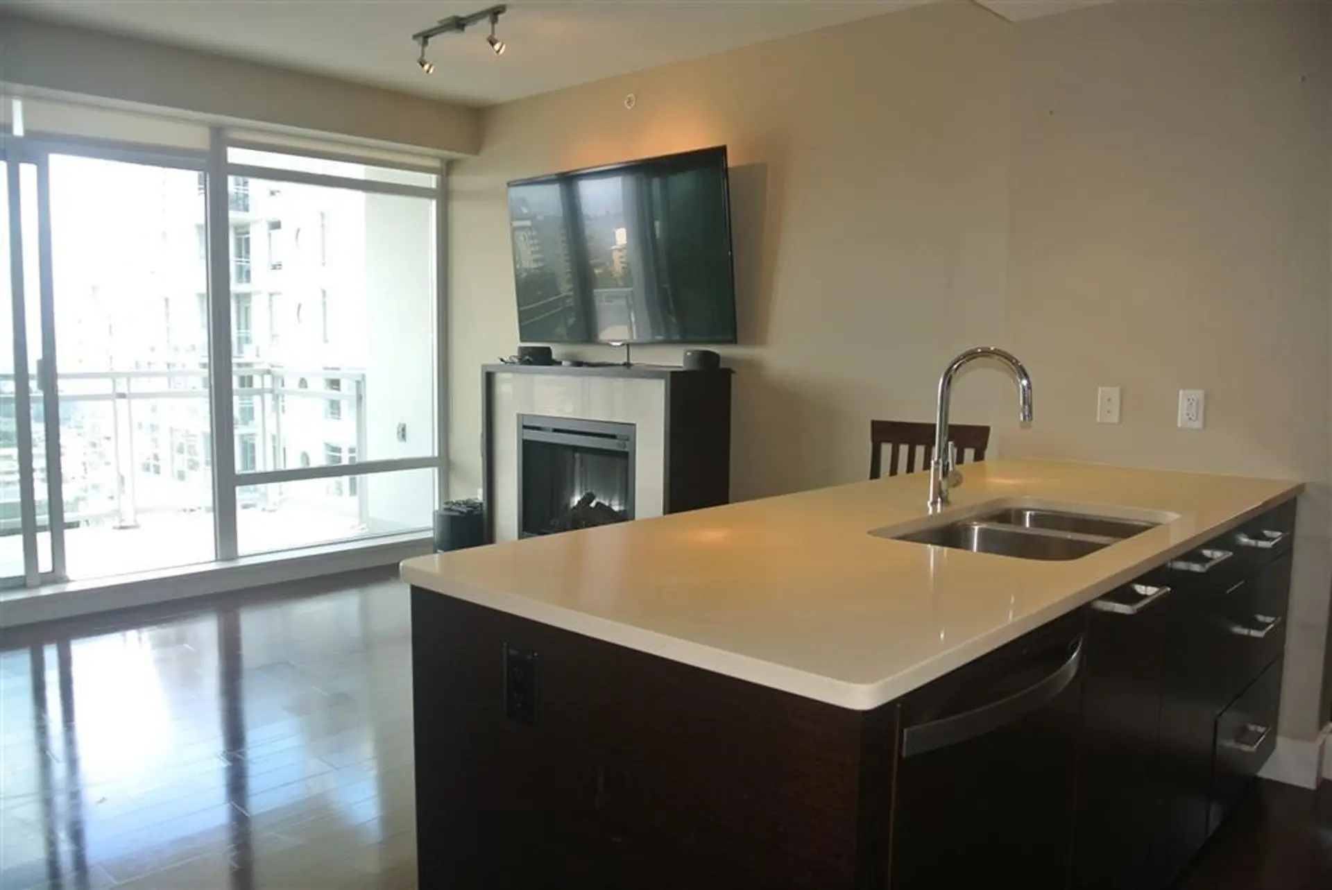 #1407 15152 Russell Avenue - Image 4