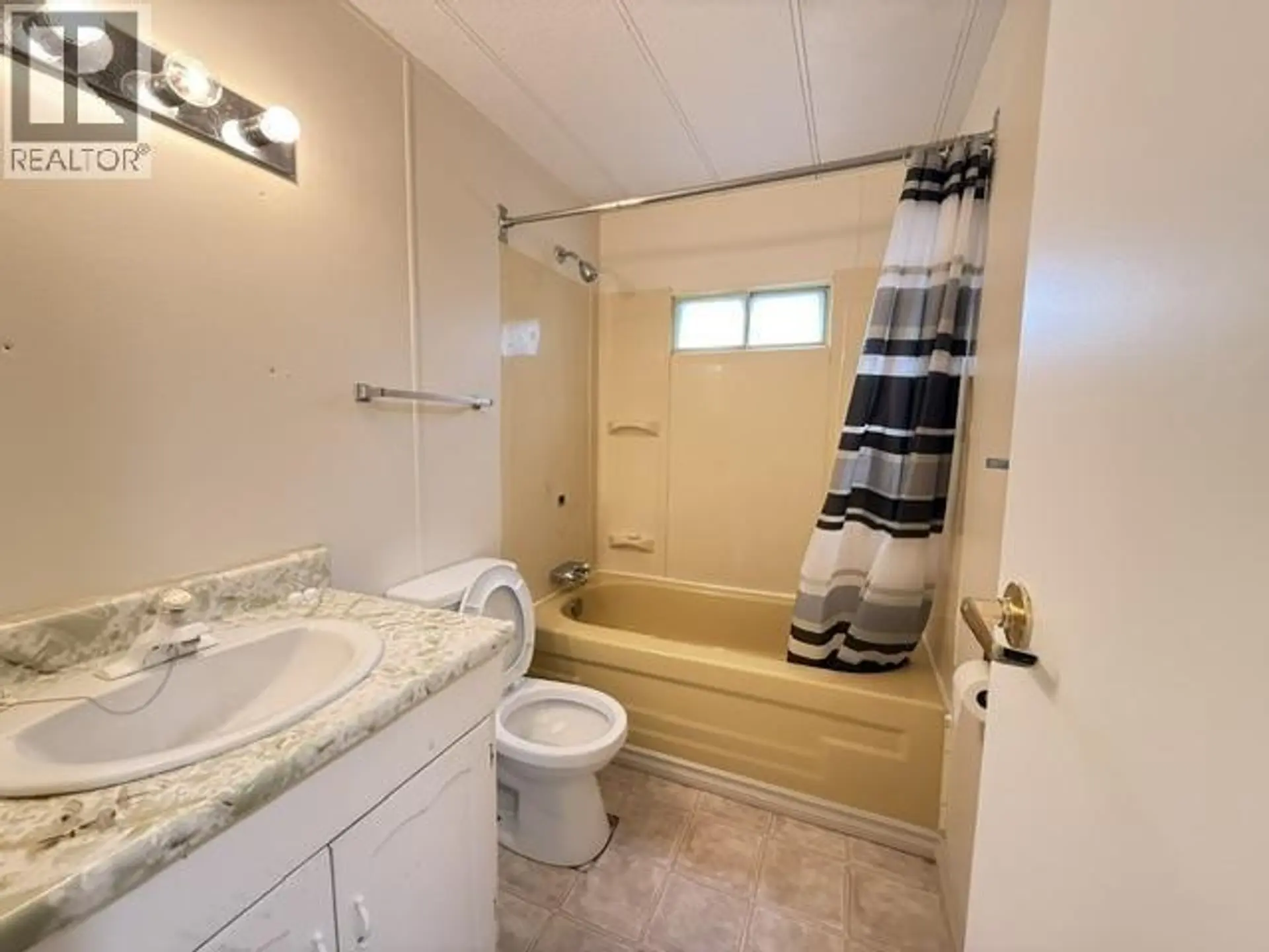 #102 3001 N MACKENZIE AVENUE - Image 12