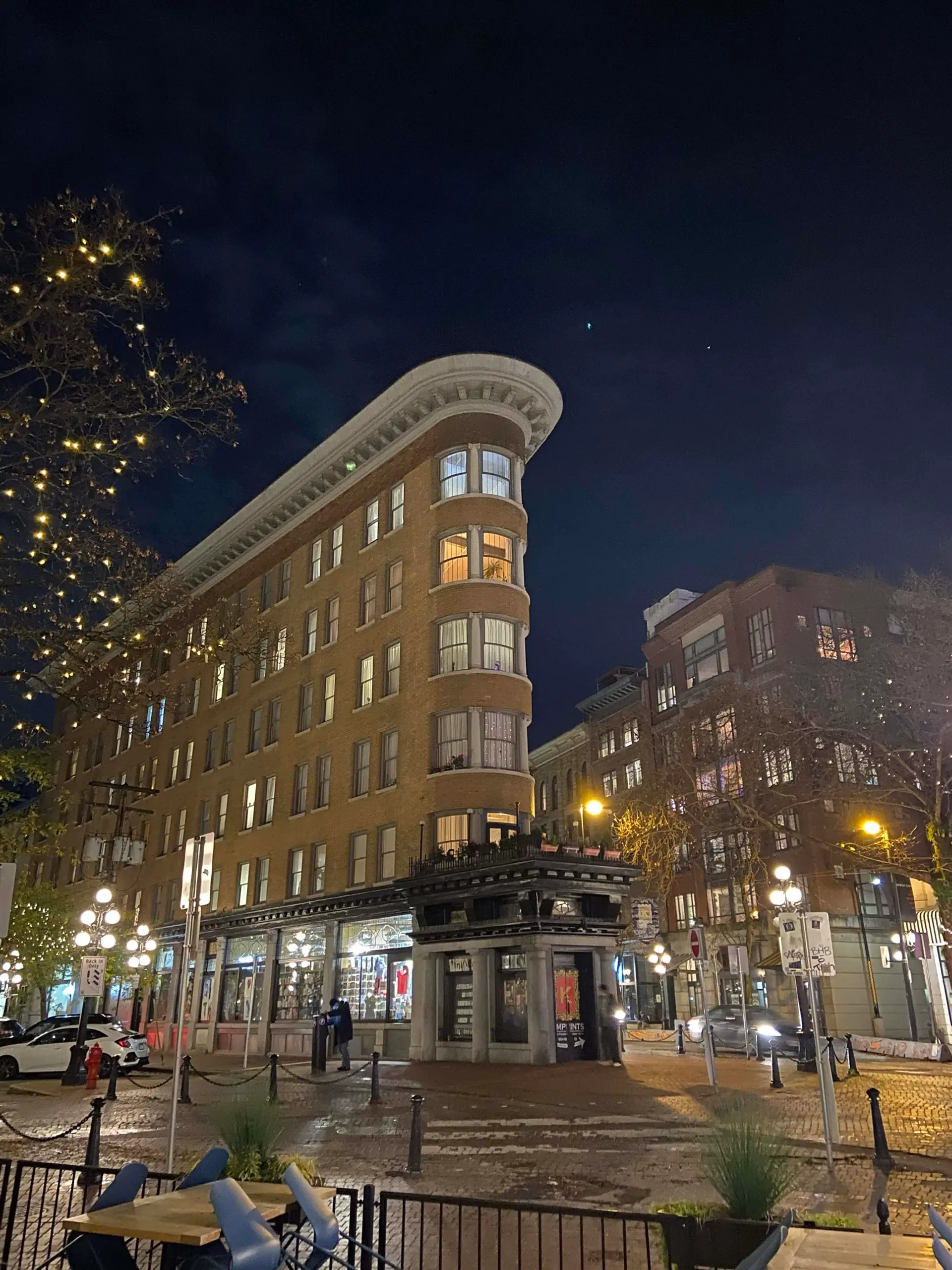 #608 27 Alexander Street - Image 4