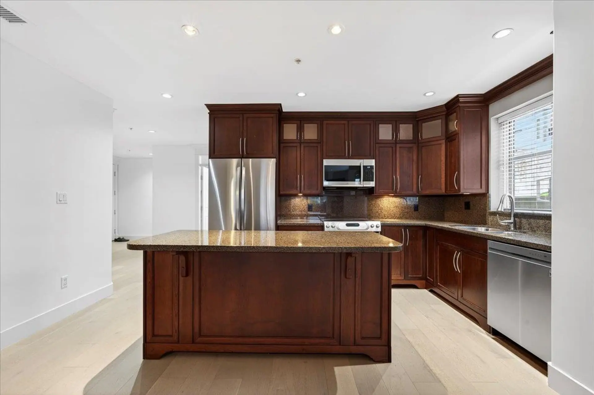 #102 15164 Prospect Avenue - Image 12