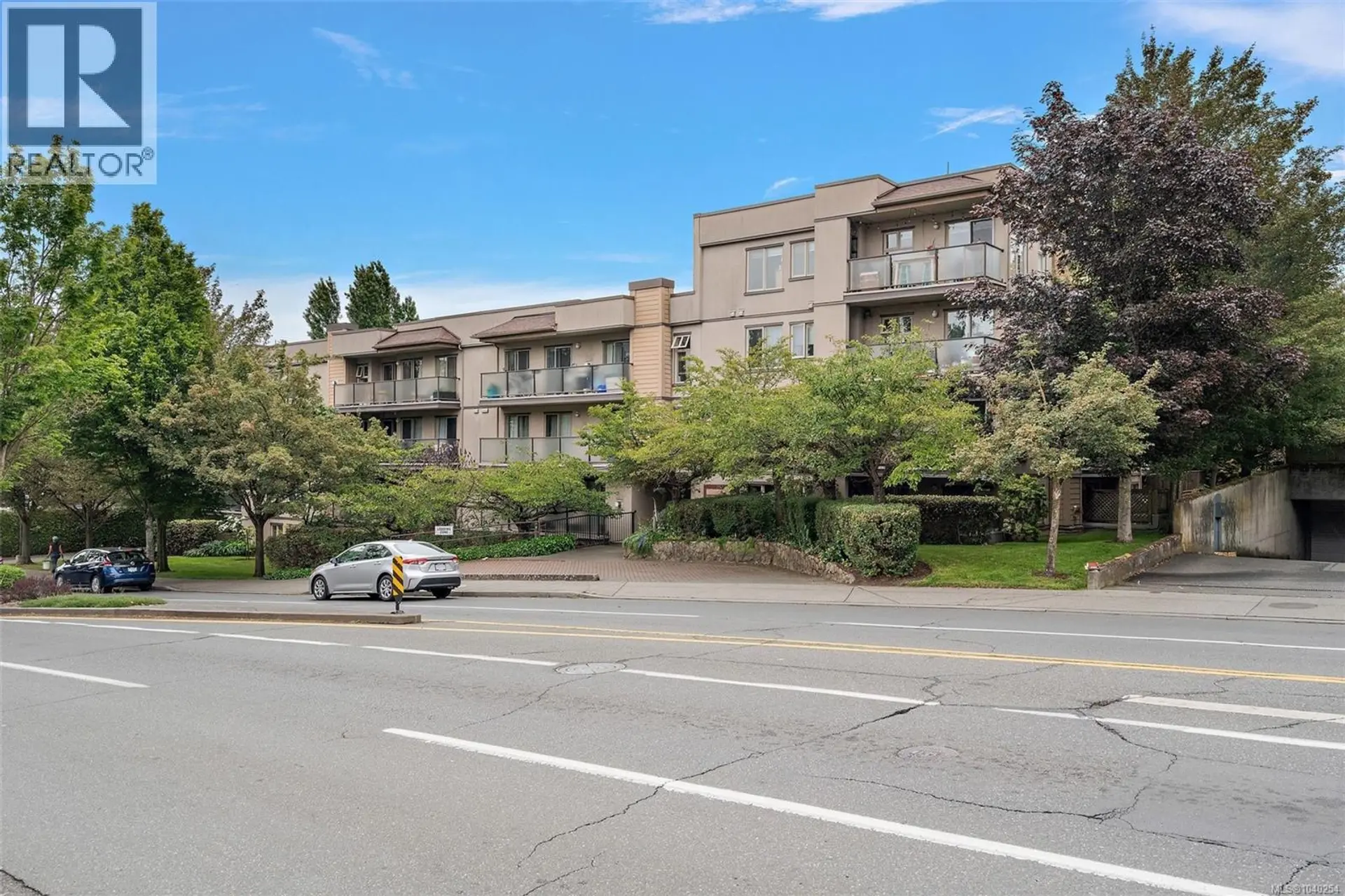 Property at #206 2527 Quadra St, Victoria, BC