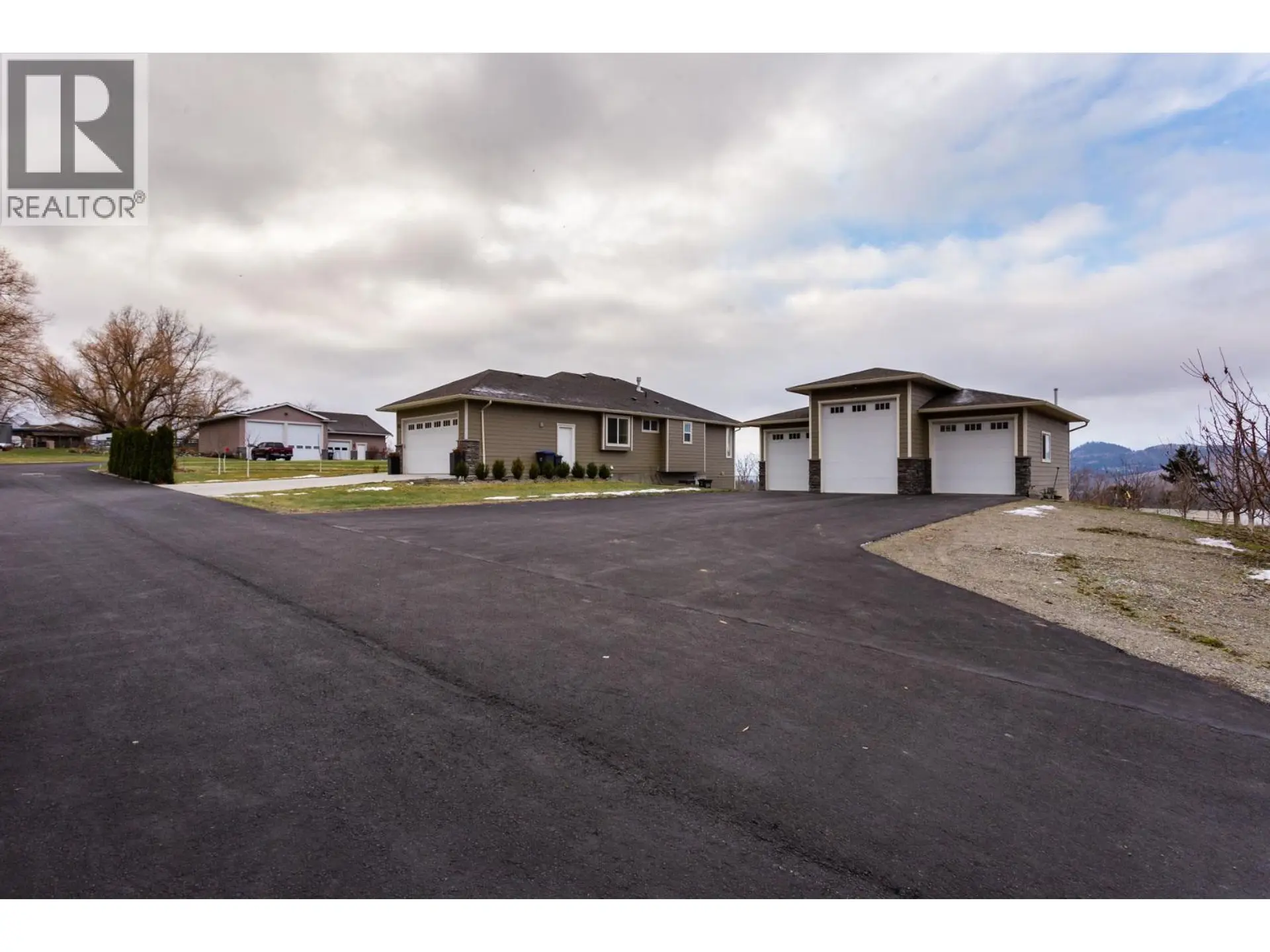 Property at 833 McCurdy Road E, Kelowna, BC