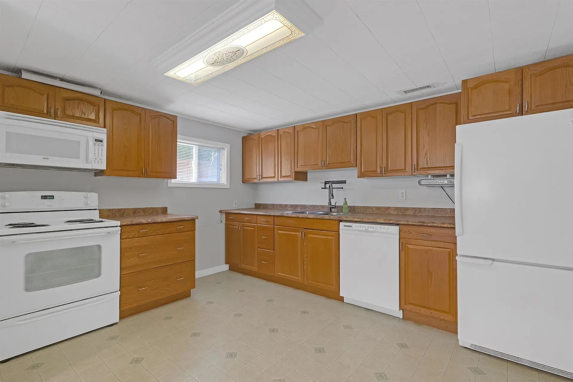 12209 221 Street - Image 9
